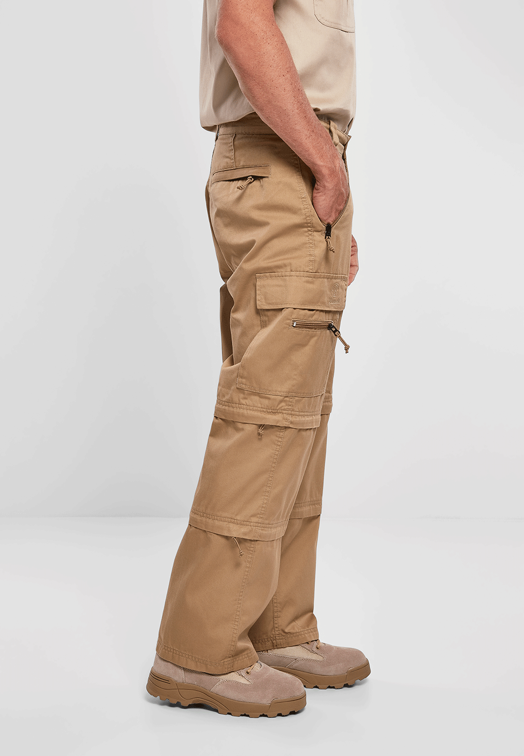 Detailansicht der seitlichen Cargo-Tasche an einer beigen Outdoorhose.