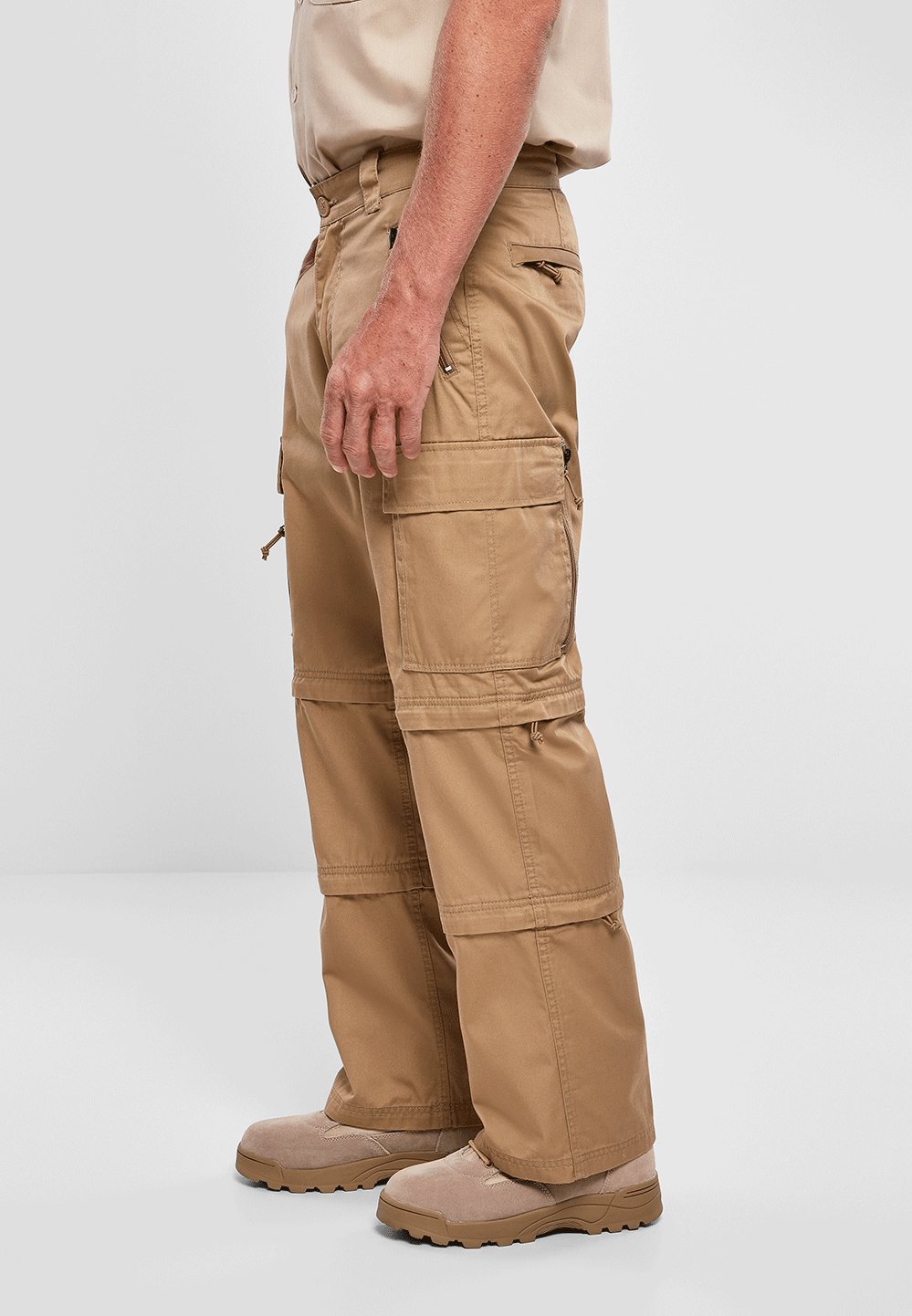 Detailansicht der seitlichen Cargo-Tasche an einer beigen Outdoorhose.