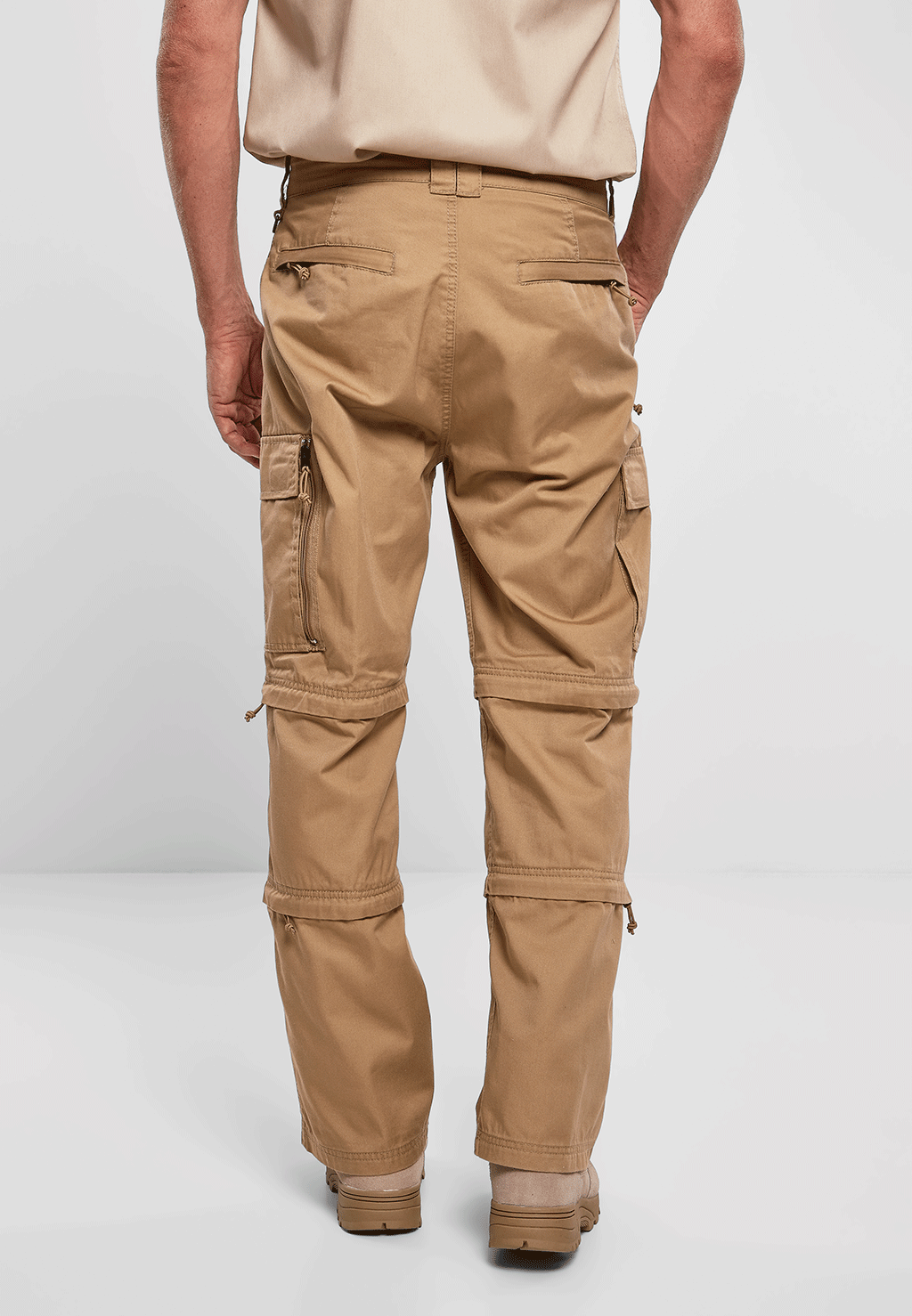 Rückansicht der camel-farbenen Cargo-Wanderhose mit Gesässtaschen.