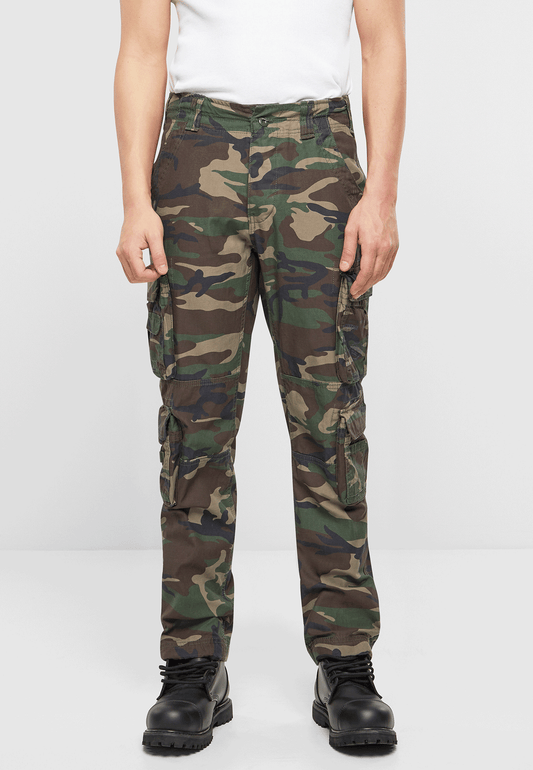 BRANDIT Pure Slim Fit Pants in Woodland. Schmal geschnittene Herren Cargohose im klassischen Camouflage-Muster.