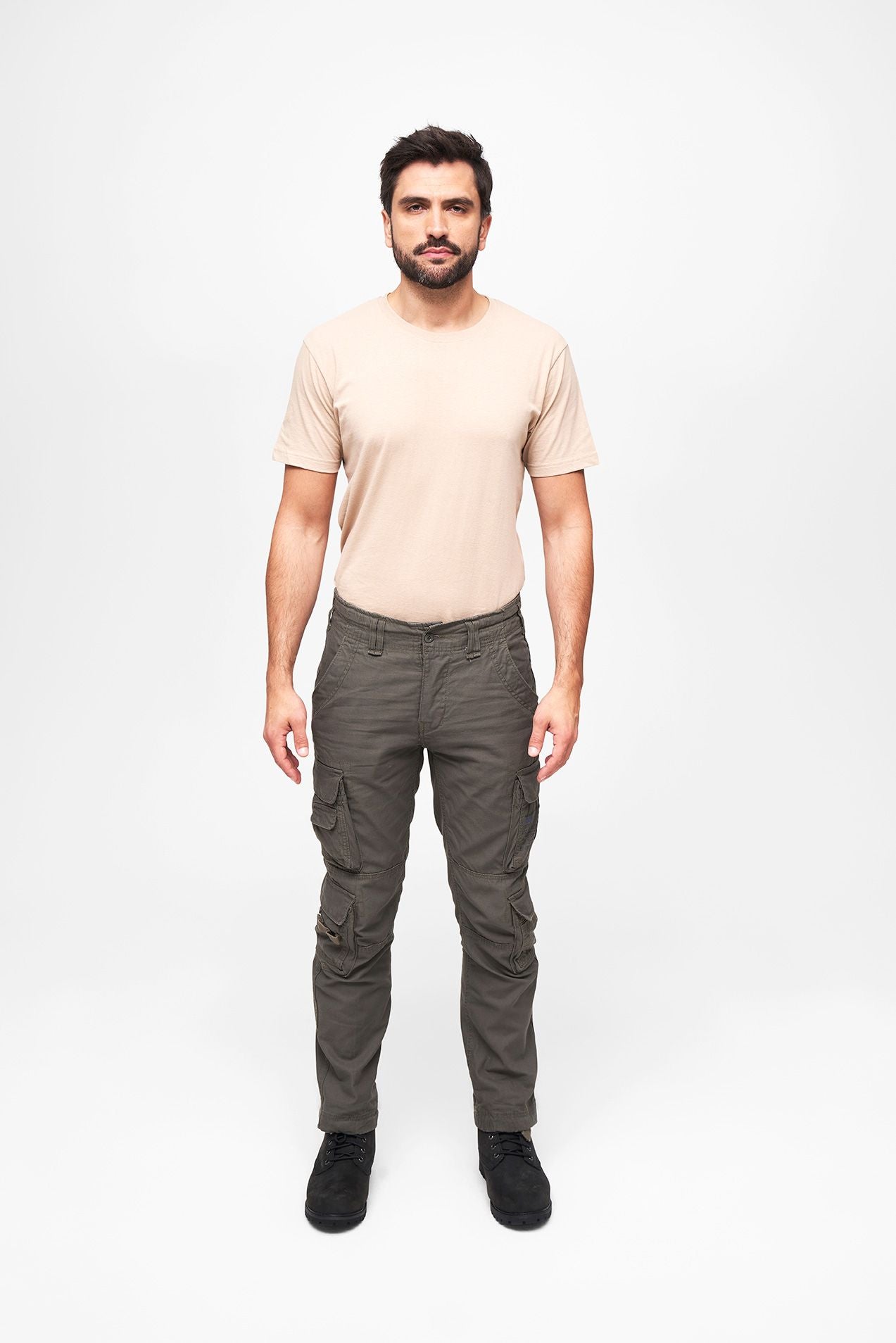 BRANDIT Pure Slim Fit Pants in Olive. Schmal geschnittene Herren Cargohose aus robuster Baumwolle.