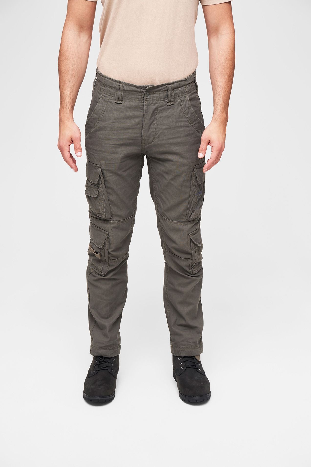 BRANDIT Pure Slim Fit Pants in Olive. Schmal geschnittene Herren Cargohose aus robuster Baumwolle.