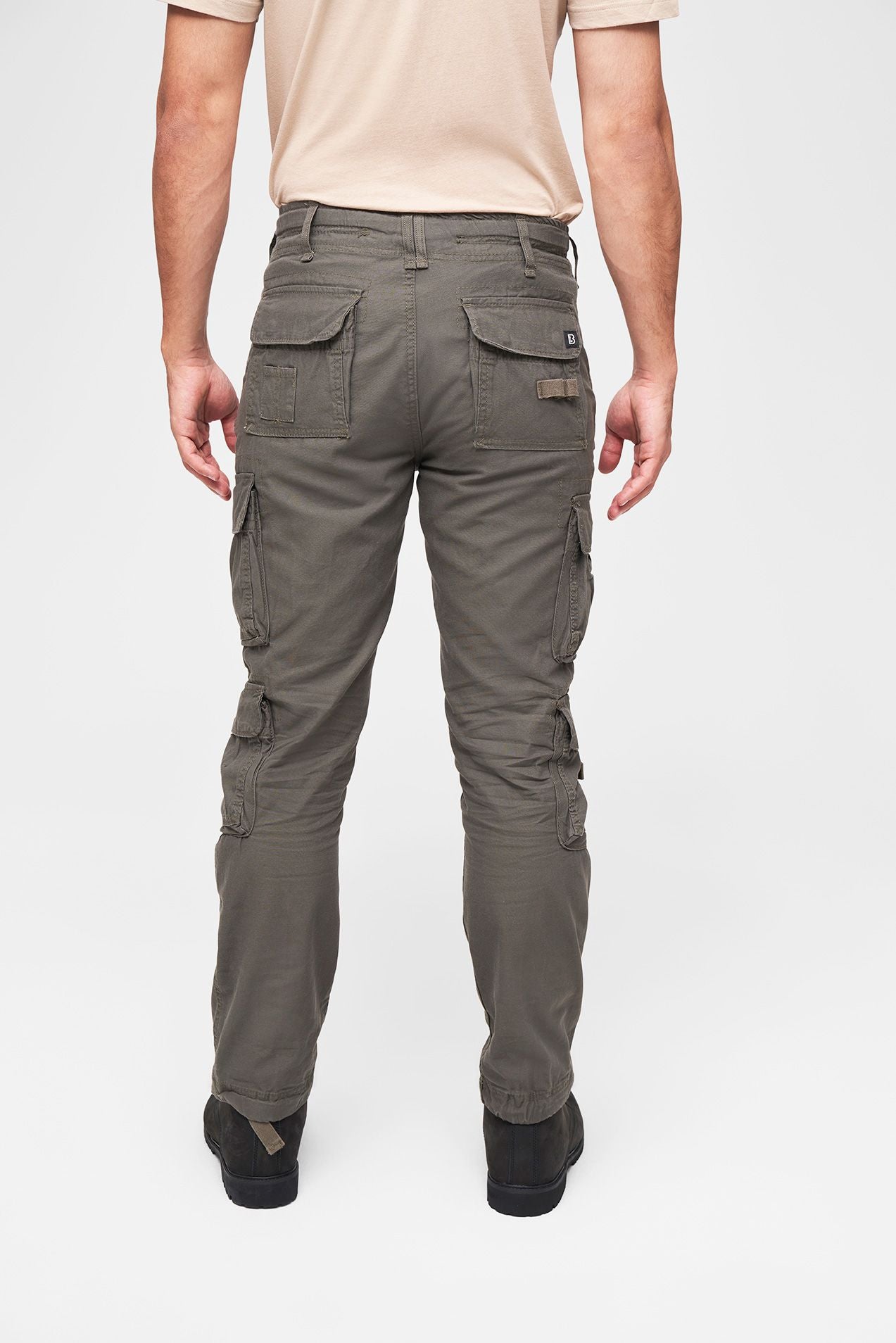 BRANDIT Pure Slim Fit Pants in Olive mit zwei markanten Gesässtaschen und stabilen Gürtelschlaufen.