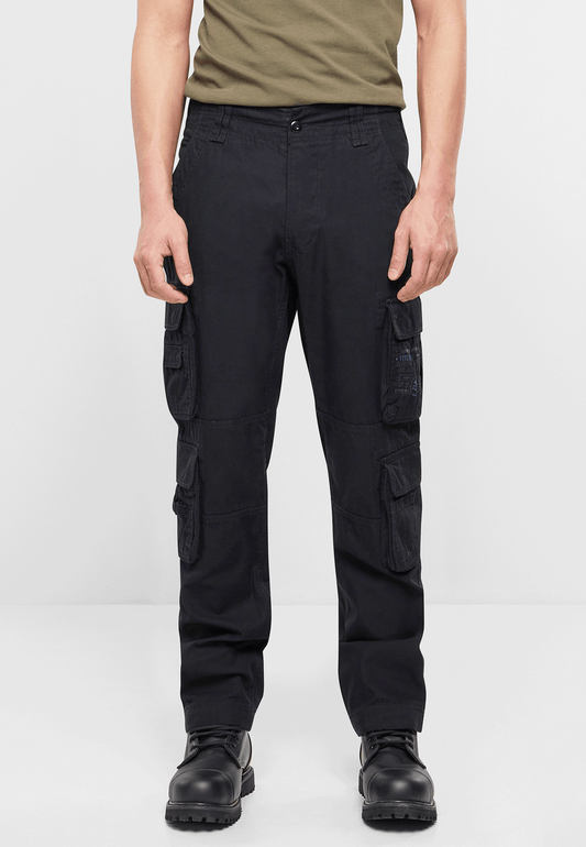 BRANDIT Pure Slim Fit Pants in Schwarz. Schmal geschnittene Herren Cargohose aus robuster Baumwolle.