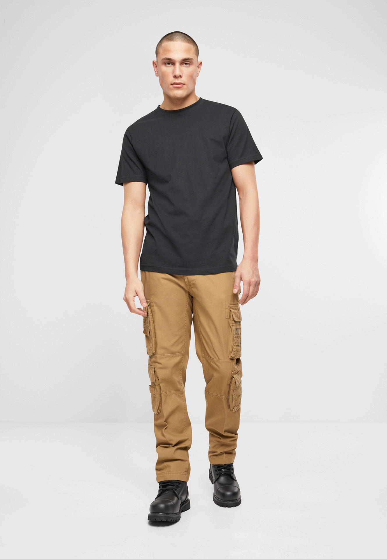 BRANDIT Pure Slim Fit Pants in Beige. Schmal geschnittene Herren Cargohose aus robuster Baumwolle.