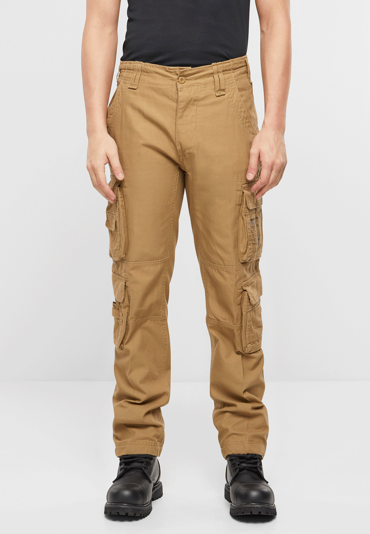 BRANDIT Pure Slim Fit Pants in Beige. Schmal geschnittene Herren Cargohose aus robuster Baumwolle.