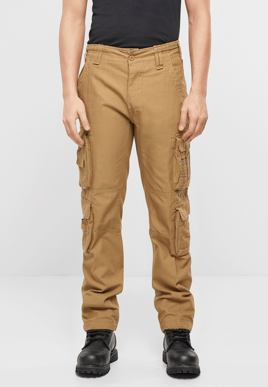 BRANDIT Pure Slim Fit Pants in Beige. Schmal geschnittene Herren Cargohose aus robuster Baumwolle.