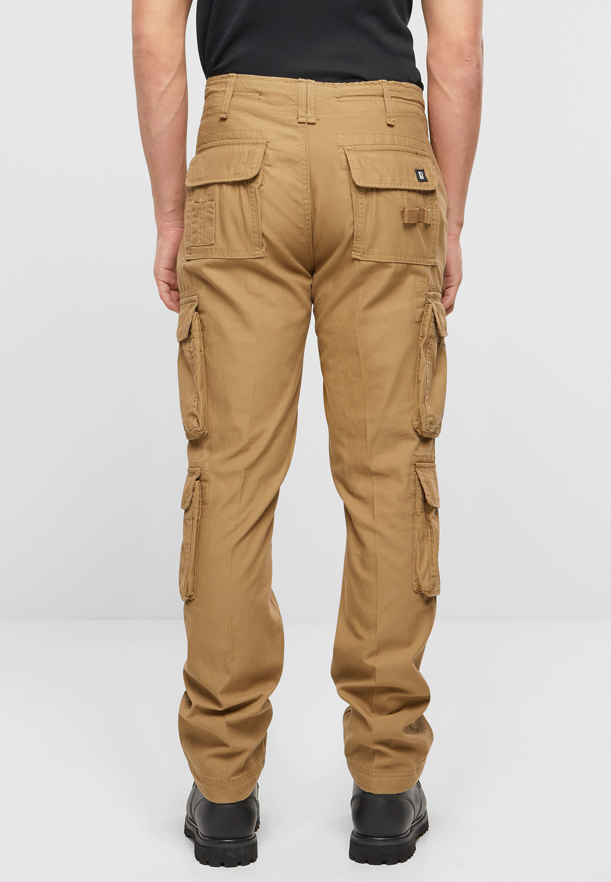 BRANDIT Pure Slim Fit Pants in Beige mit zwei markanten Gesässtaschen und stabilen Gürtelschlaufen.
