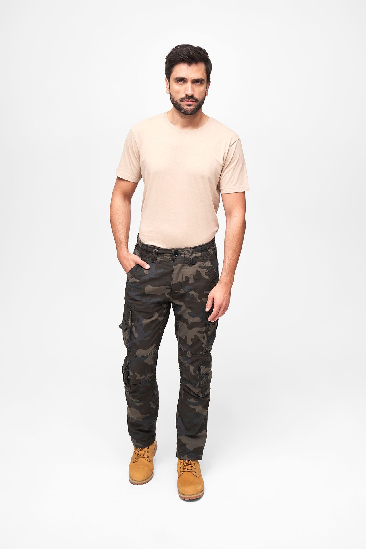 BRANDIT Pure Slim Fit Pants in Darkcamo. Schmal geschnittene Herren Cargohose mit dunklem Camouflage-Muster aus Baumwolle.