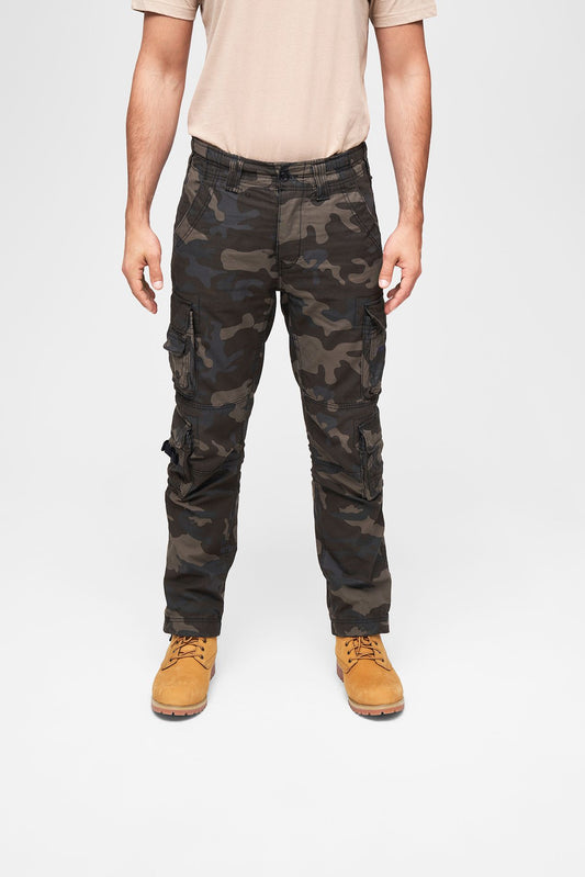 BRANDIT Pure Slim Fit Pants in Darkcamo. Schmal geschnittene Herren Cargohose mit dunklem Camouflage-Muster aus Baumwolle.