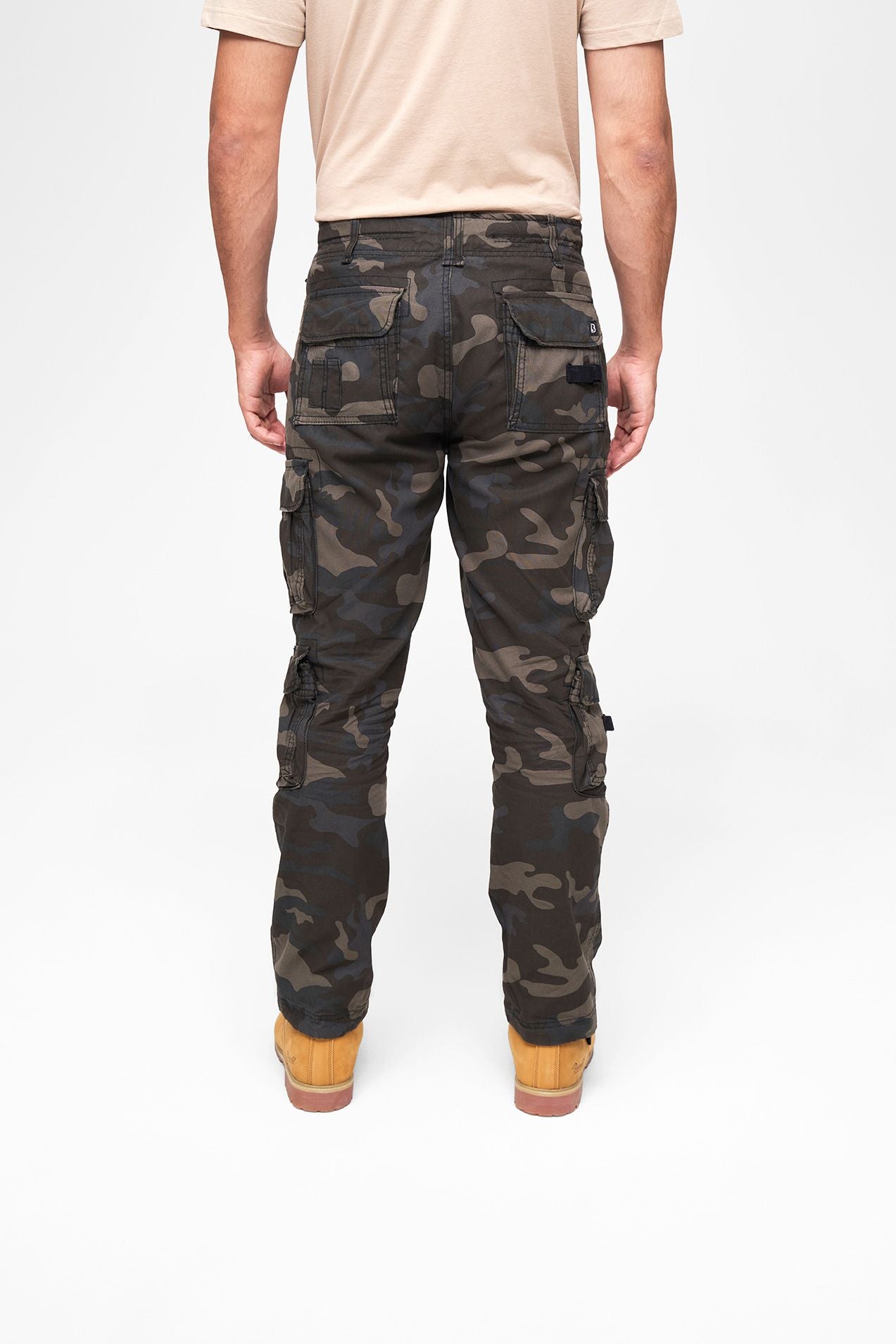 BRANDIT Pure Slim Fit Pants in Darkcamo mit zwei markanten Gesässtaschen und stabilen Gürtelschlaufen.