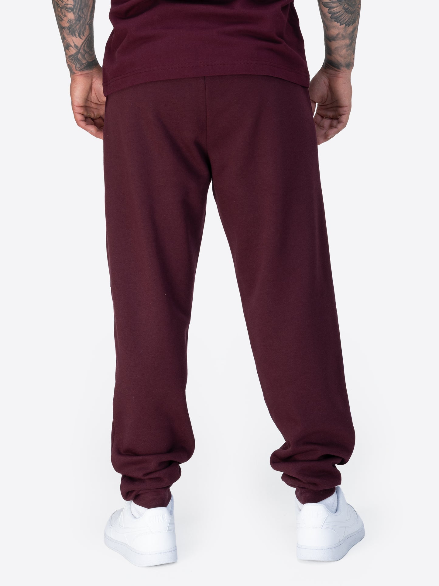 Lonsdale Jogginghose oxblood in sportlichem Design, aus weichem Material mit elastischem Bund und Logo-Print an der Seite