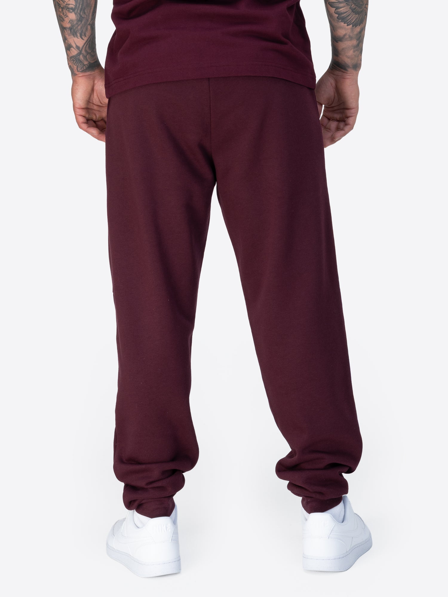 Lonsdale Jogginghose oxblood in sportlichem Design, aus weichem Material mit elastischem Bund und Logo-Print an der Seite