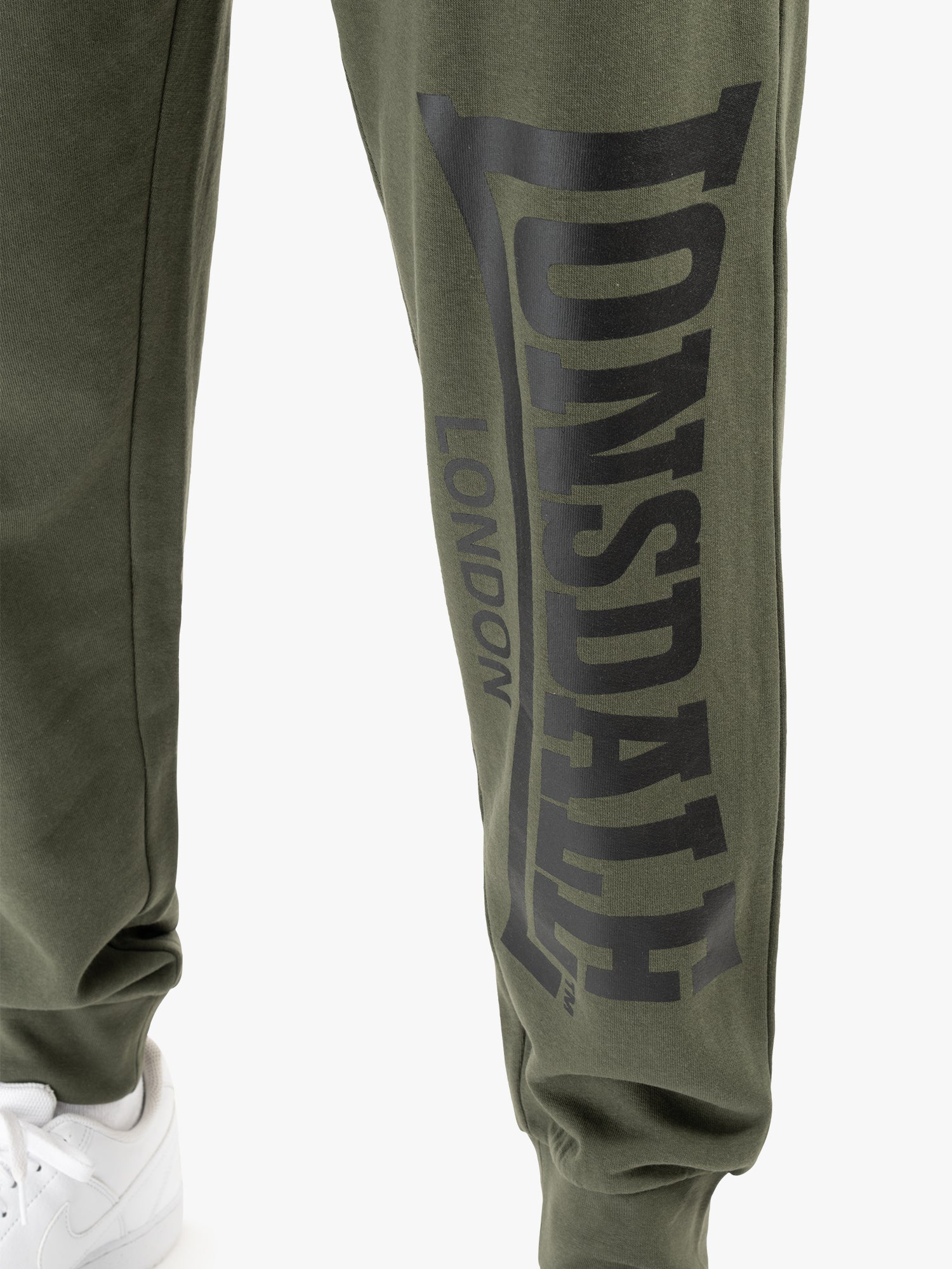Lonsdale Jogginghose olive in sportlichem Design, aus weichem Material mit elastischem Bund und Logo-Print an der Seite