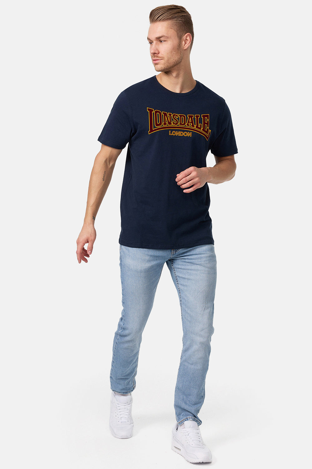 Sportliches Lonsdale London Classic T-Shirt für Herren in Navy Blau aus 100% Baumwolle mit rot-gelbem Logo-Frontdruck.