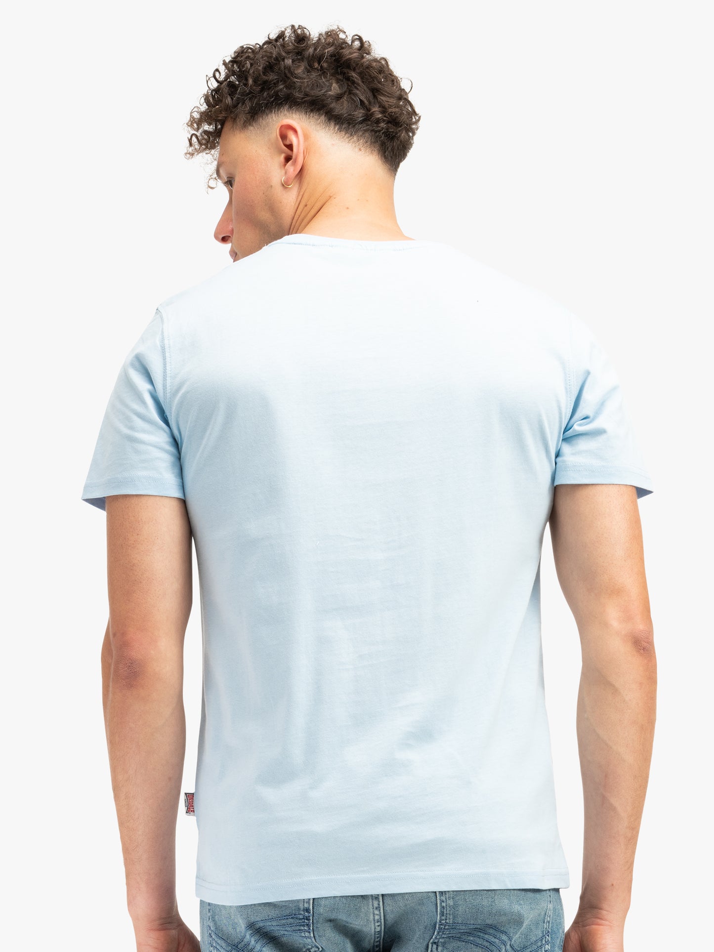 Lonsdale T-Shirt Classic in Soft Sky mit  Logo-Frontdruck, sportlicher Slim-Fit aus Baumwolle.