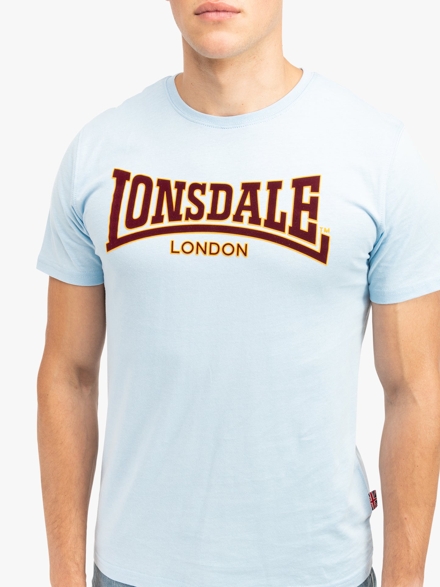 Lonsdale T-Shirt Classic in Soft Sky mit  Logo-Frontdruck, sportlicher Slim-Fit aus Baumwolle.