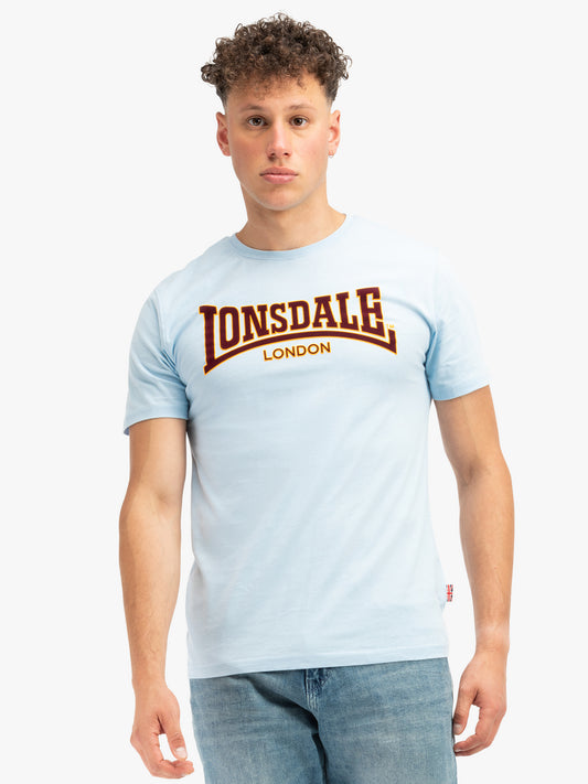 Lonsdale T-Shirt Classic in Soft Sky mit  Logo-Frontdruck, sportlicher Slim-Fit aus Baumwolle.