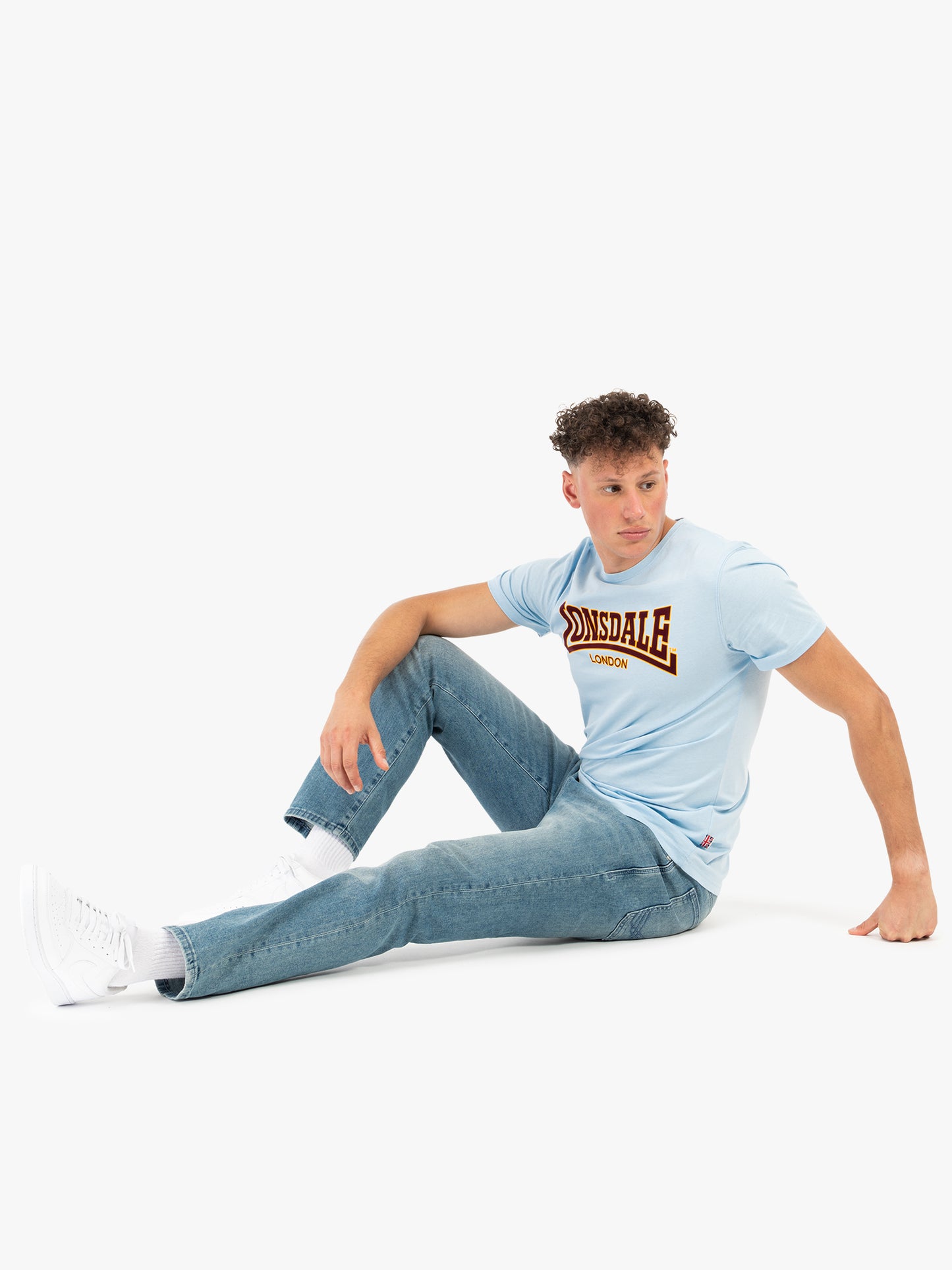 Lonsdale T-Shirt Classic in Soft Sky mit  Logo-Frontdruck, sportlicher Slim-Fit aus Baumwolle.