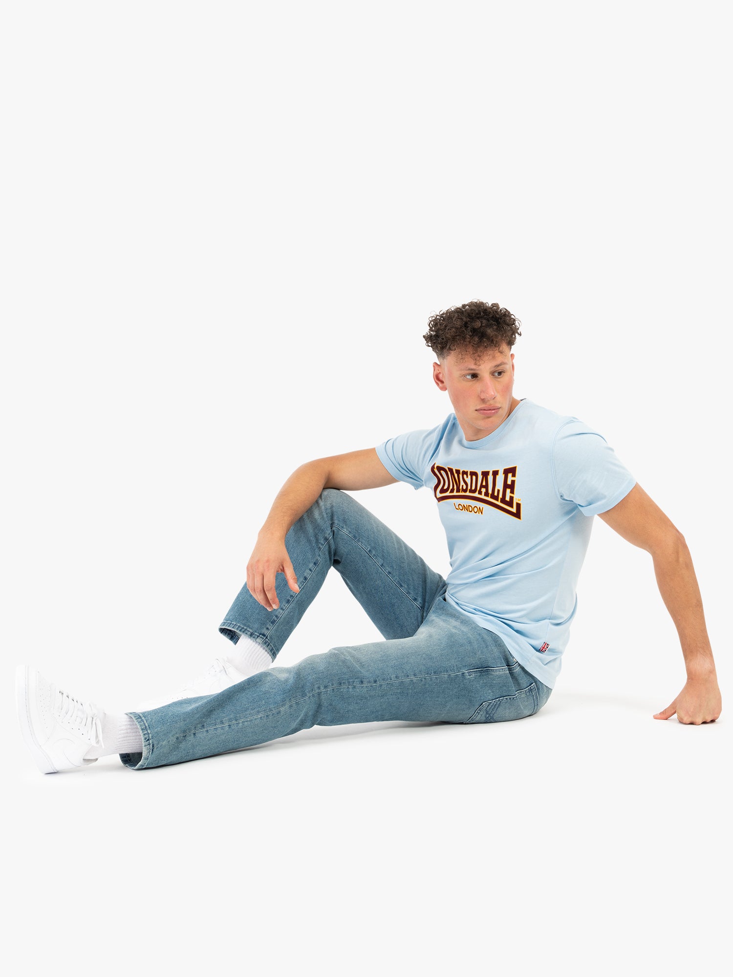 Lonsdale T-Shirt Classic in Soft Sky mit  Logo-Frontdruck, sportlicher Slim-Fit aus Baumwolle.