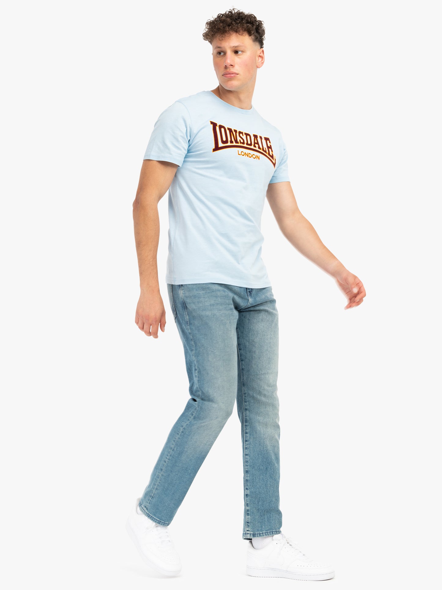 Lonsdale T-Shirt Classic in Soft Sky mit  Logo-Frontdruck, sportlicher Slim-Fit aus Baumwolle.