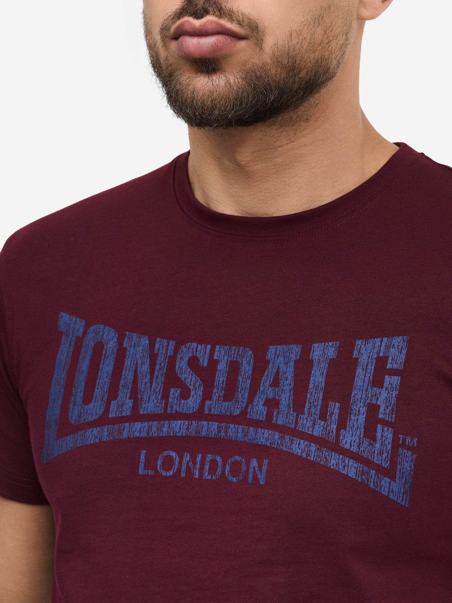 Nahaufnahme Lonsdale Logo-Print auf weichem Jersey-Stoff in Oxblood