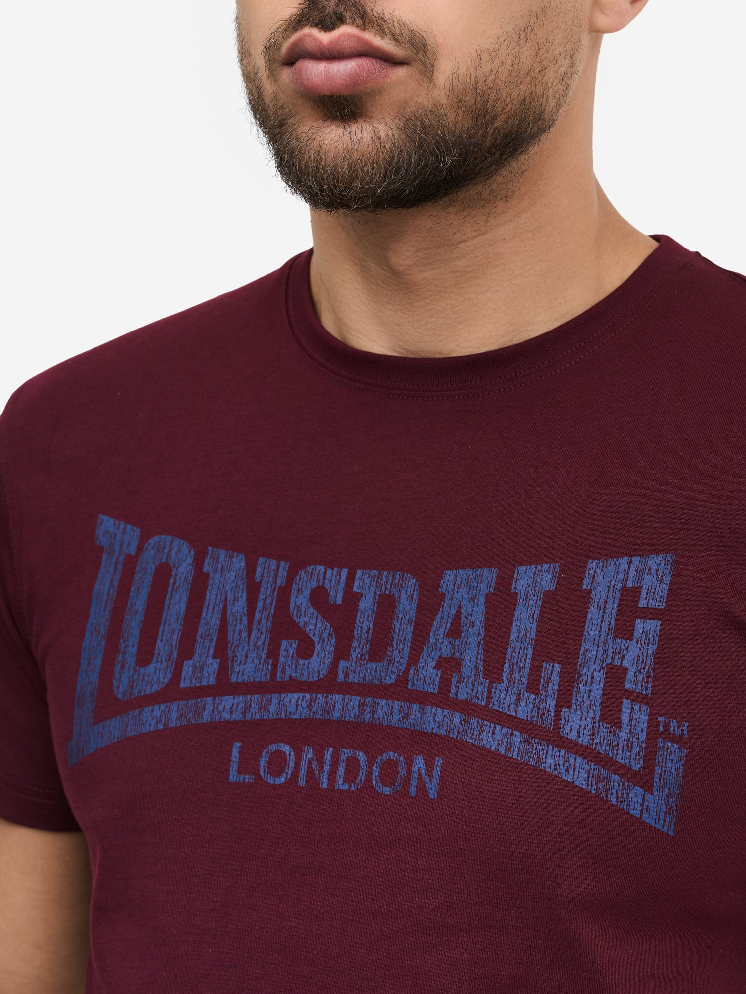 Nahaufnahme Lonsdale Logo-Print auf weichem Jersey-Stoff in Oxblood