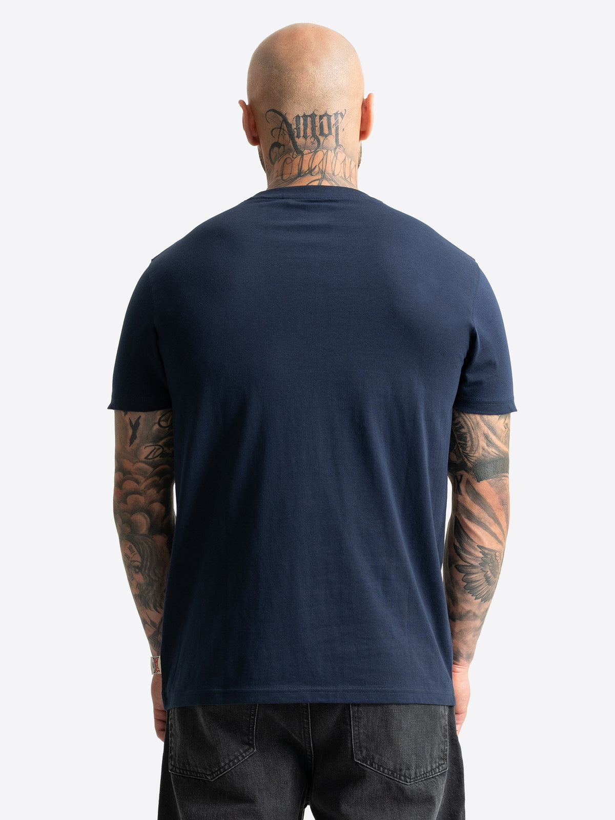 Rückansicht eines dunkelblauen Lonsdale Herren T-Shirts in normaler Passform.