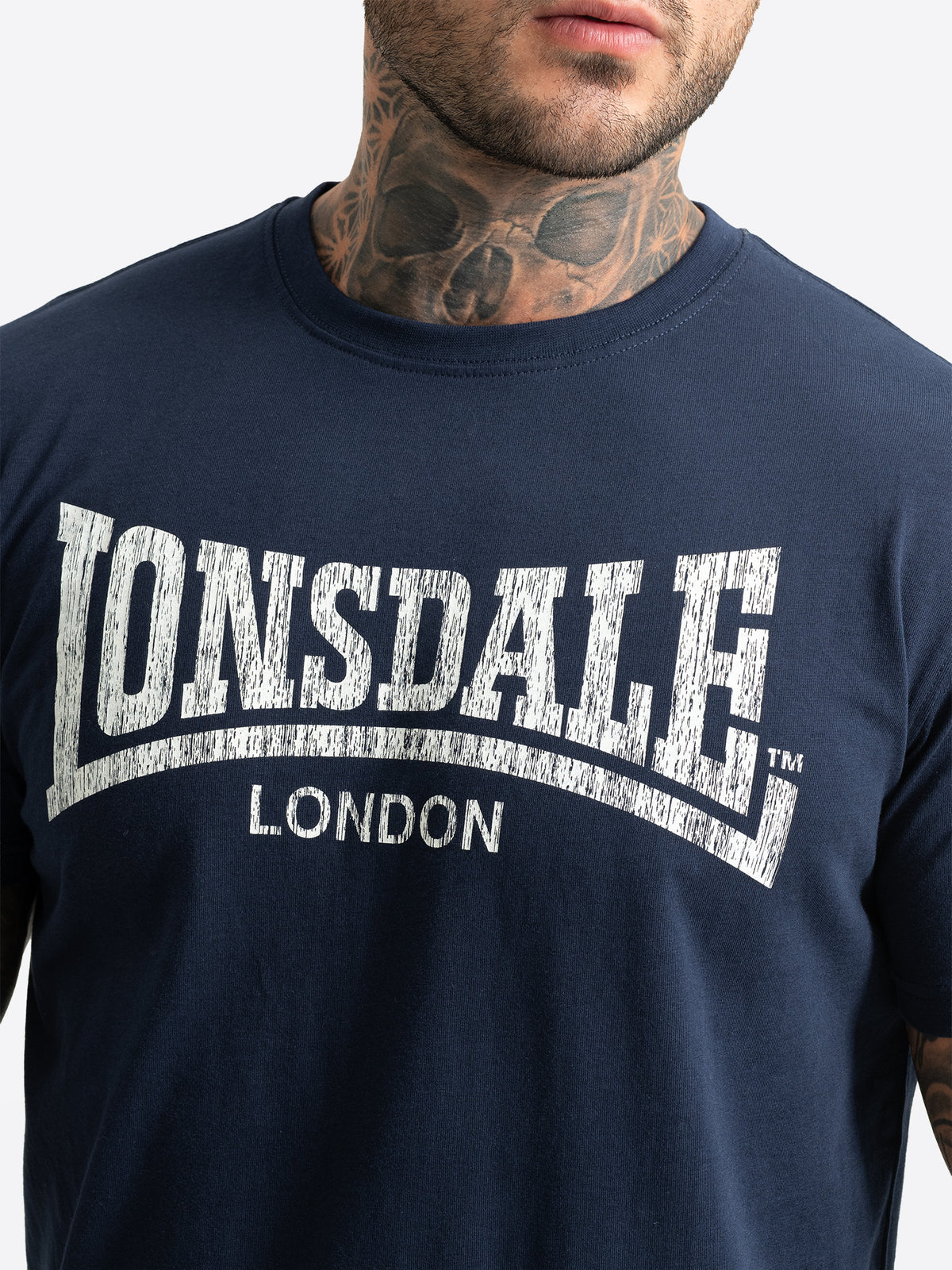 Weisser Lonsdale Logoprint im Used-Look auf dunkelblauem Herren T-Shirt.