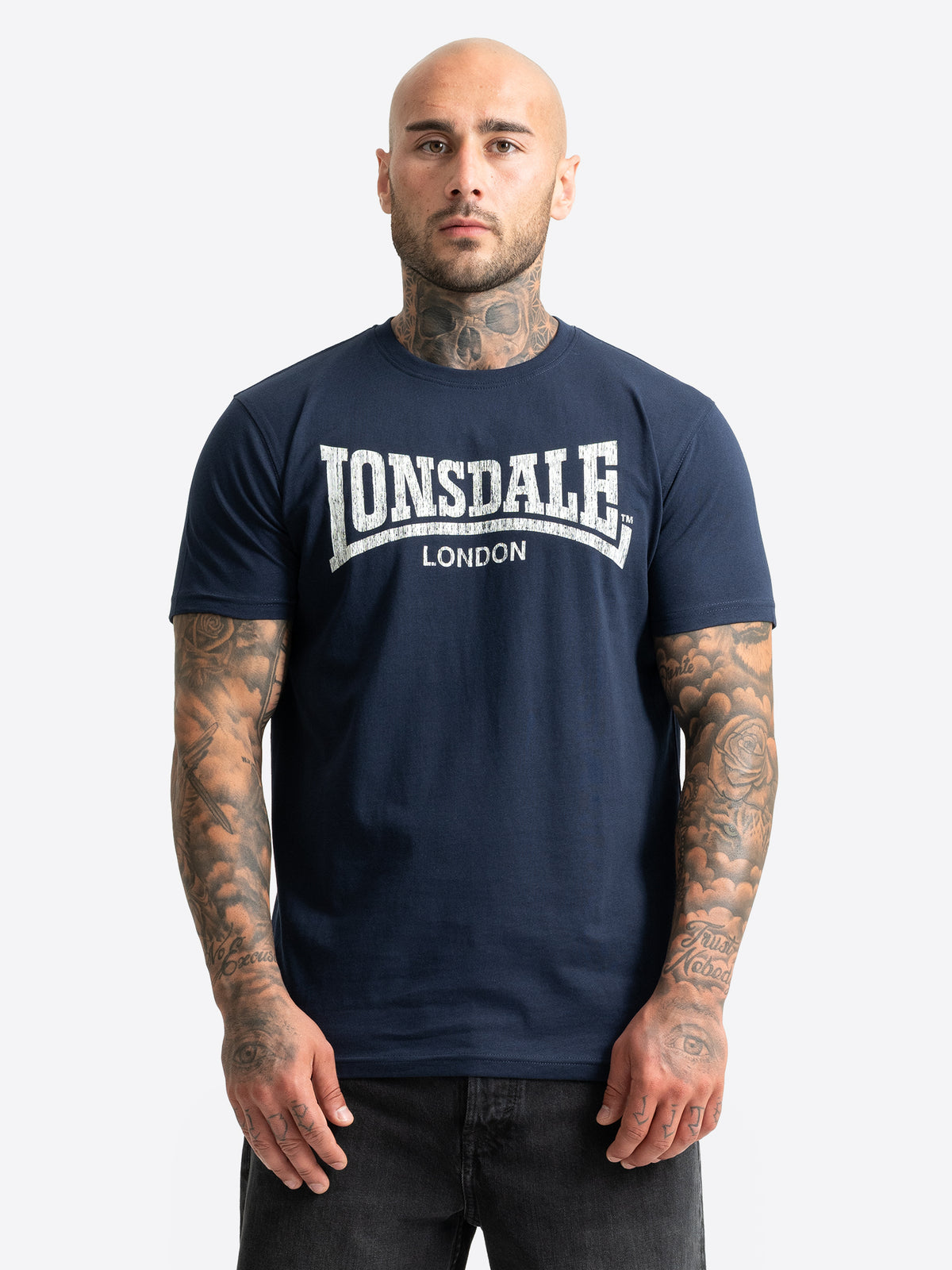 Dunkelblaues Lonsdale Herren T-Shirt mit weissem Logo-Aufdruck auf der Brust.
