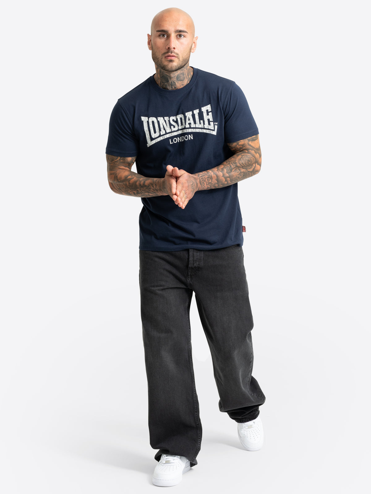 Dunkelblaues Lonsdale Herren T-Shirt mit weissem Logo-Aufdruck auf der Brust.