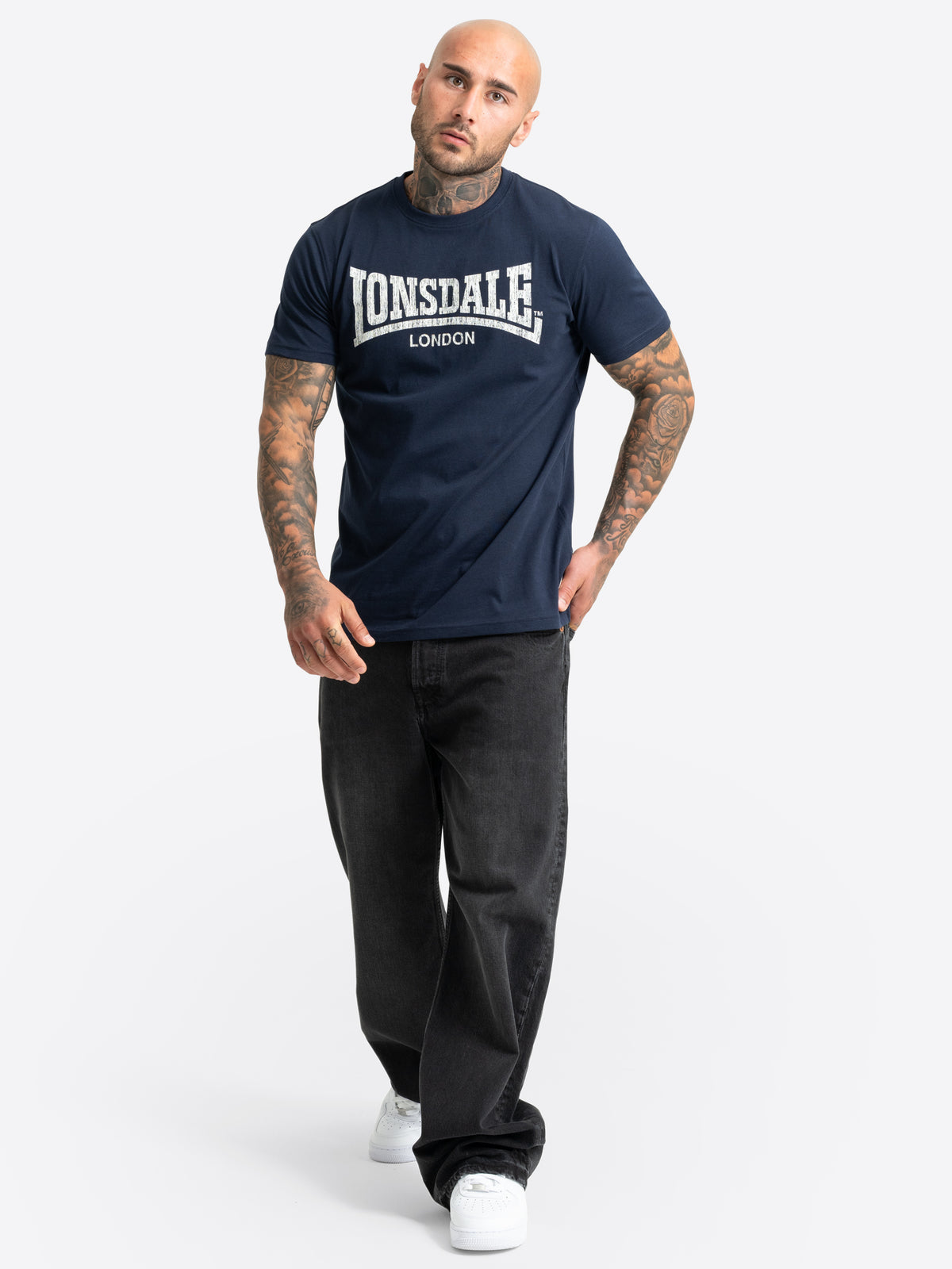 Dunkelblaues Lonsdale Herren T-Shirt mit weissem Logo-Aufdruck auf der Brust.