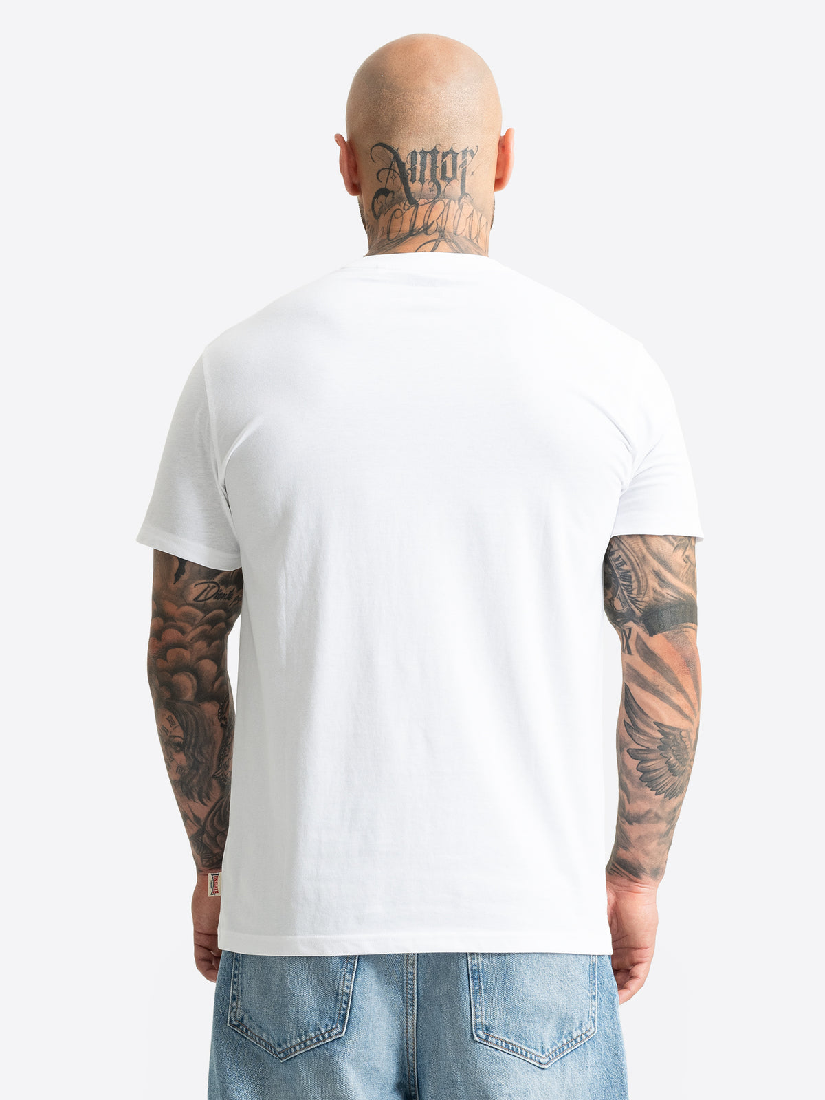 Rückansicht eines weissen Lonsdale Herren T-Shirts in normaler Passform.

Warum dieser Alt-Text ideal ist:
