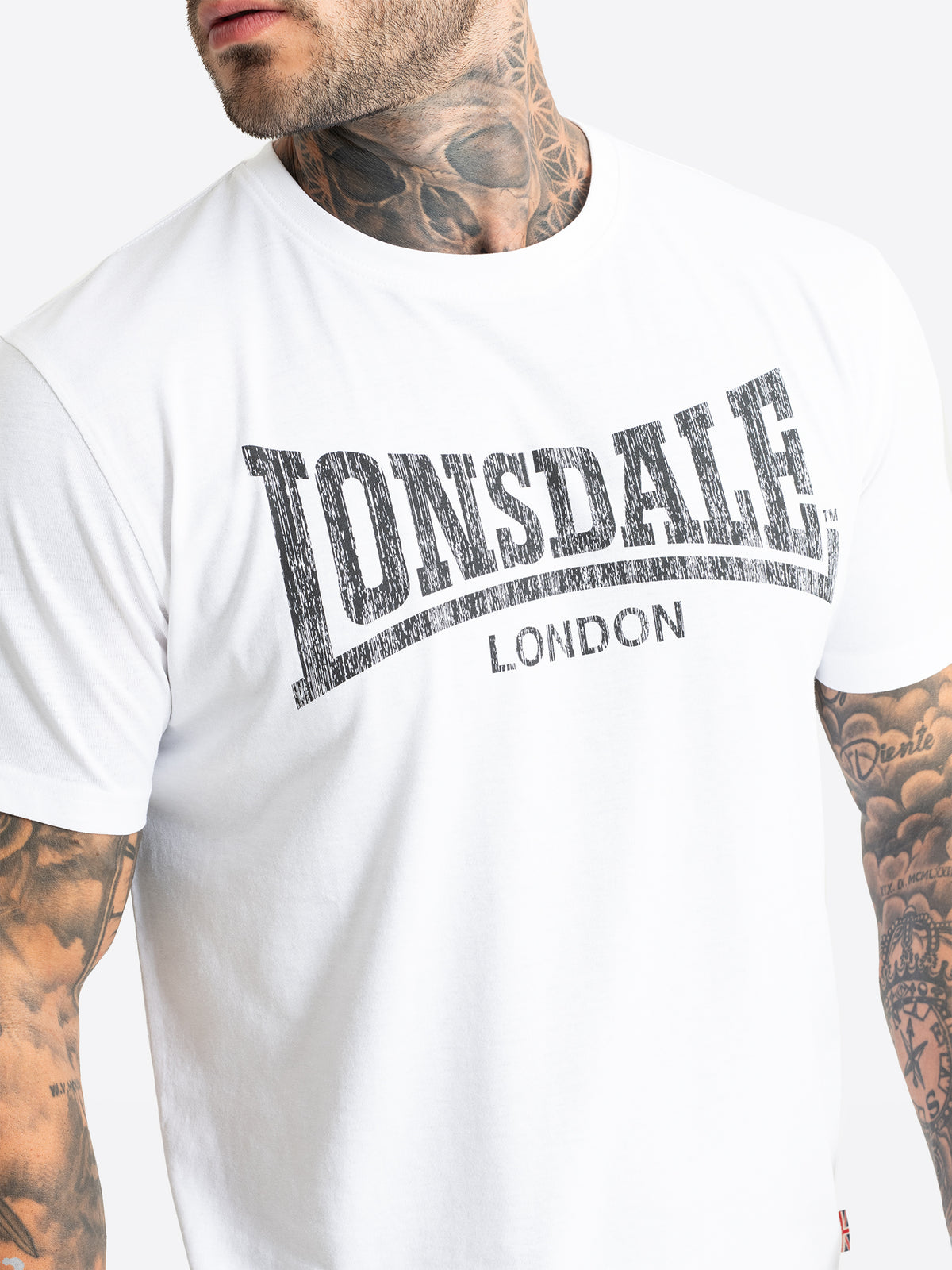 Weisses Lonsdale Herren T-Shirt mit schwarzem Logo-Aufdruck auf der Brust.