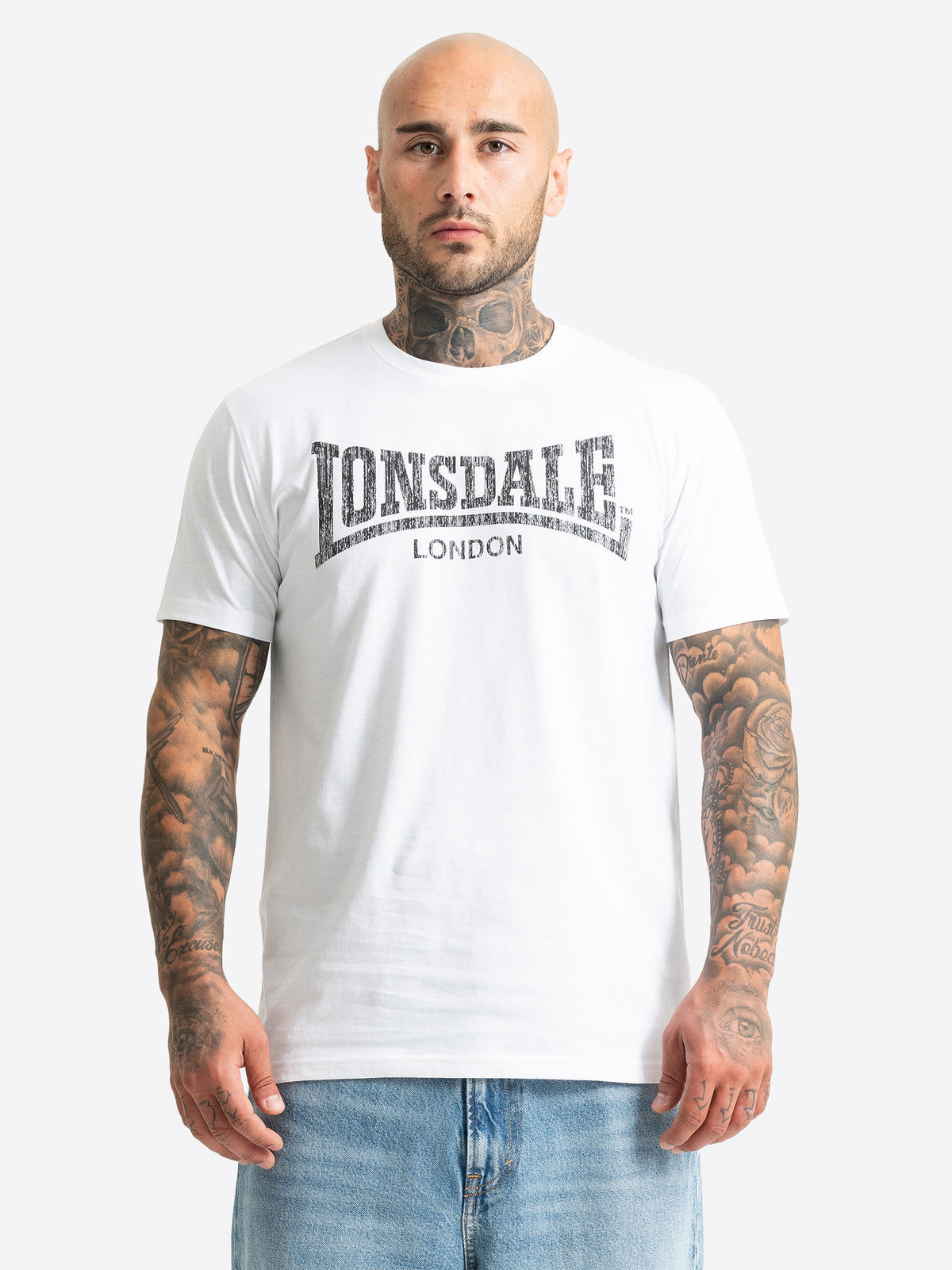 Weisses Lonsdale Herren T-Shirt mit schwarzem Logo-Aufdruck auf der Brust.