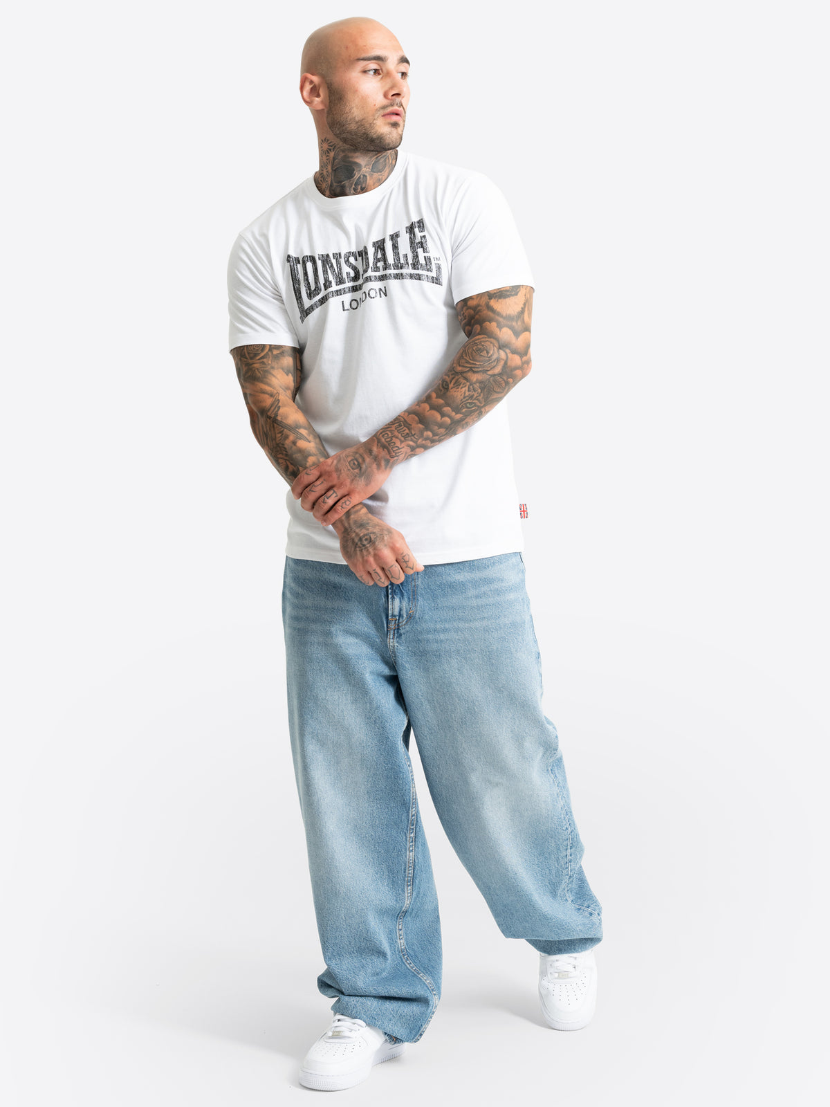 Weisses Lonsdale Herren T-Shirt mit schwarzem Logo-Aufdruck auf der Brust.