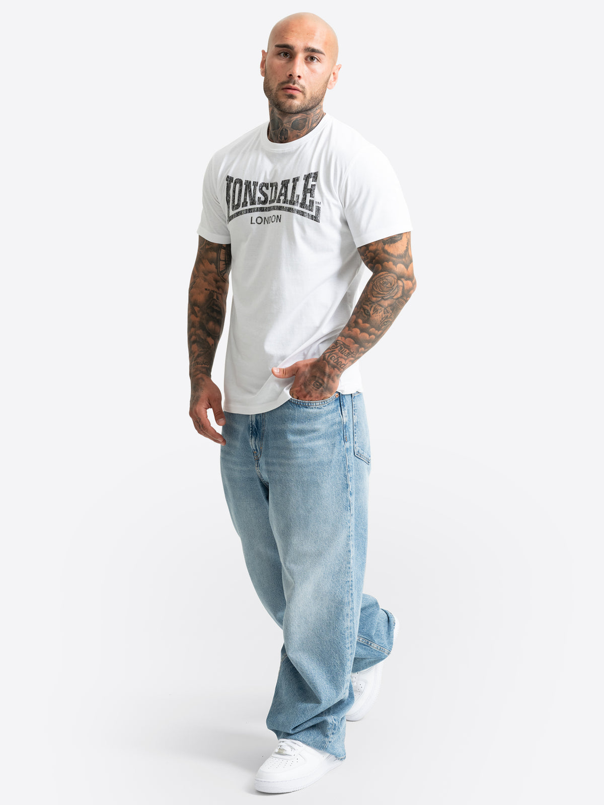 Weisses Lonsdale Herren T-Shirt mit schwarzem Logo-Aufdruck auf der Brust.
