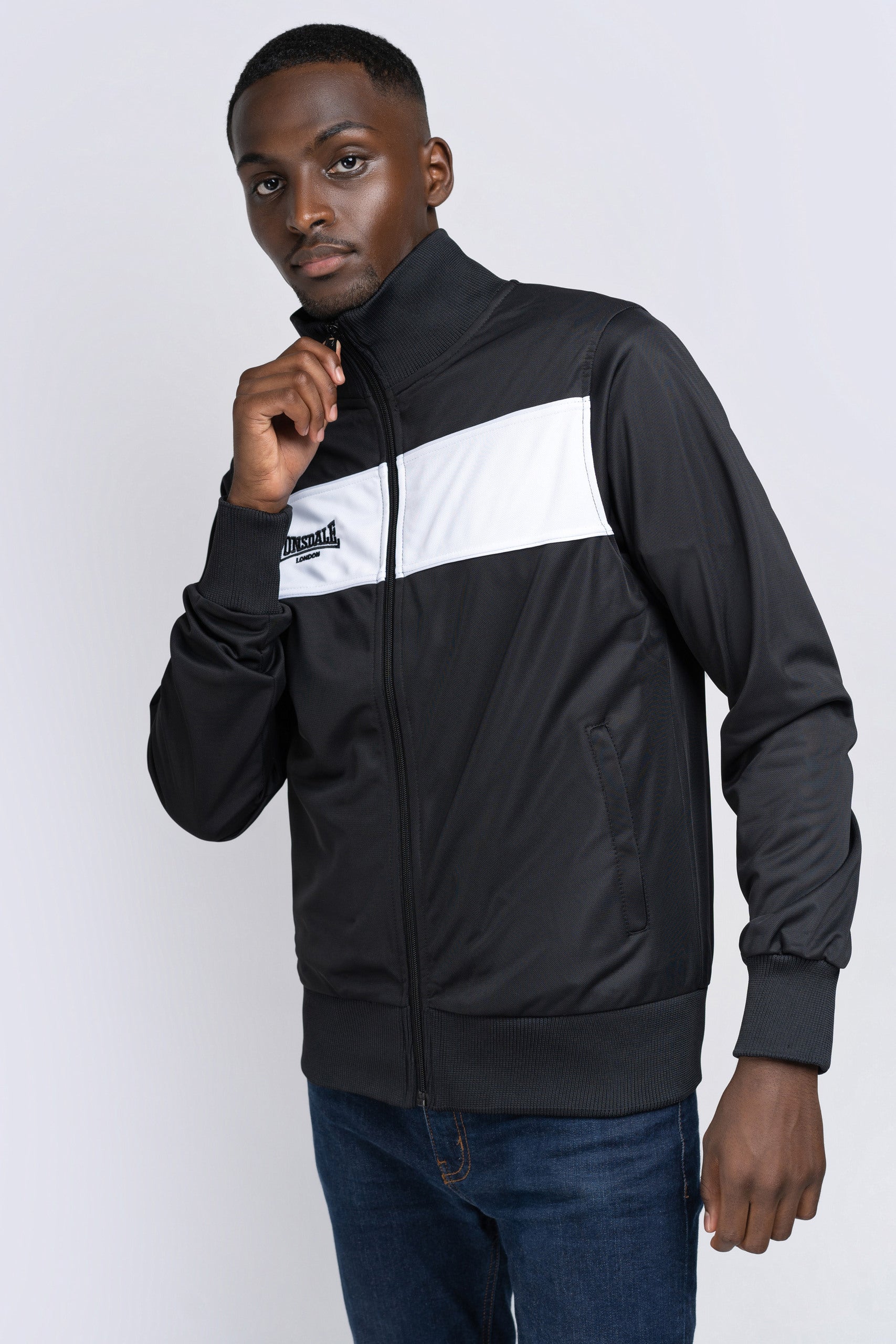  Schwarze Lonsdale Trainingsjacke für Herren mit Stehkragen und weissem Bruststreifen.