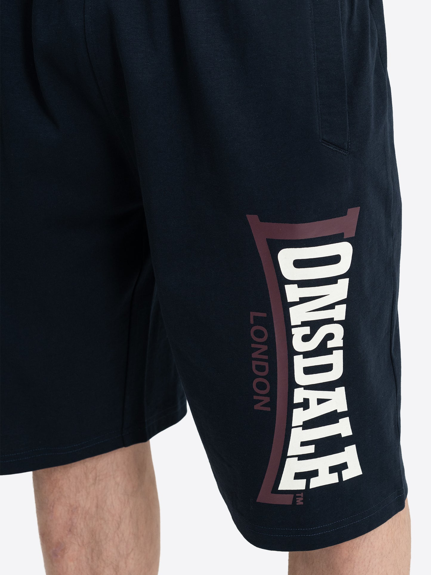  Dunkelblaue Lonsdale Logo Jam Herren-Shorts mit grossem Logo-Druck auf dem linken Hosenbein.
