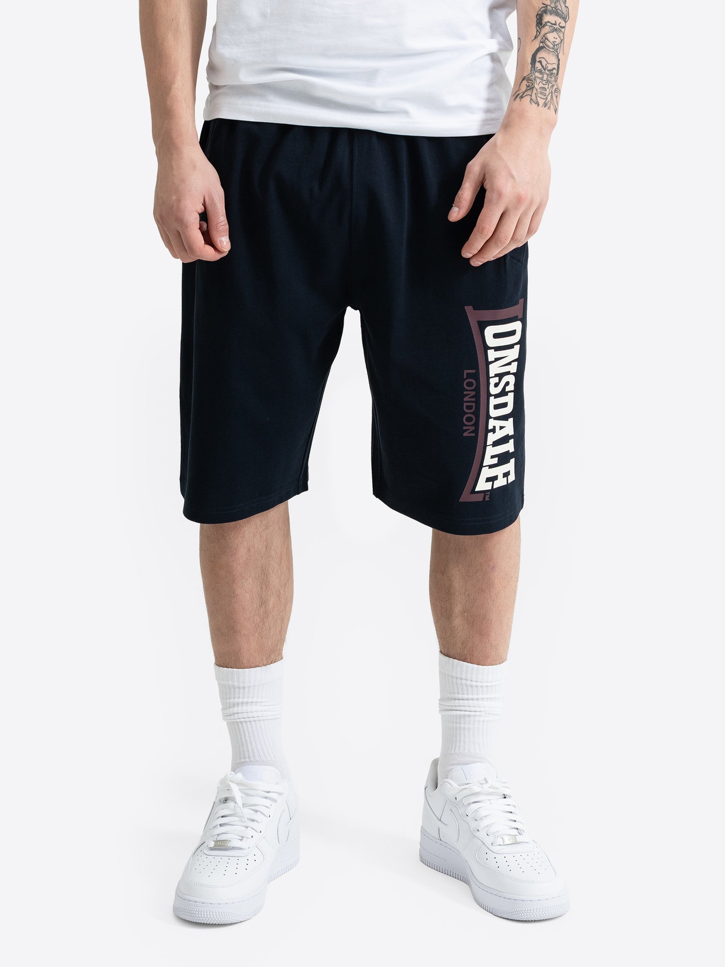  Dunkelblaue Lonsdale Logo Jam Herren-Shorts mit grossem Logo-Druck auf dem linken Hosenbein.