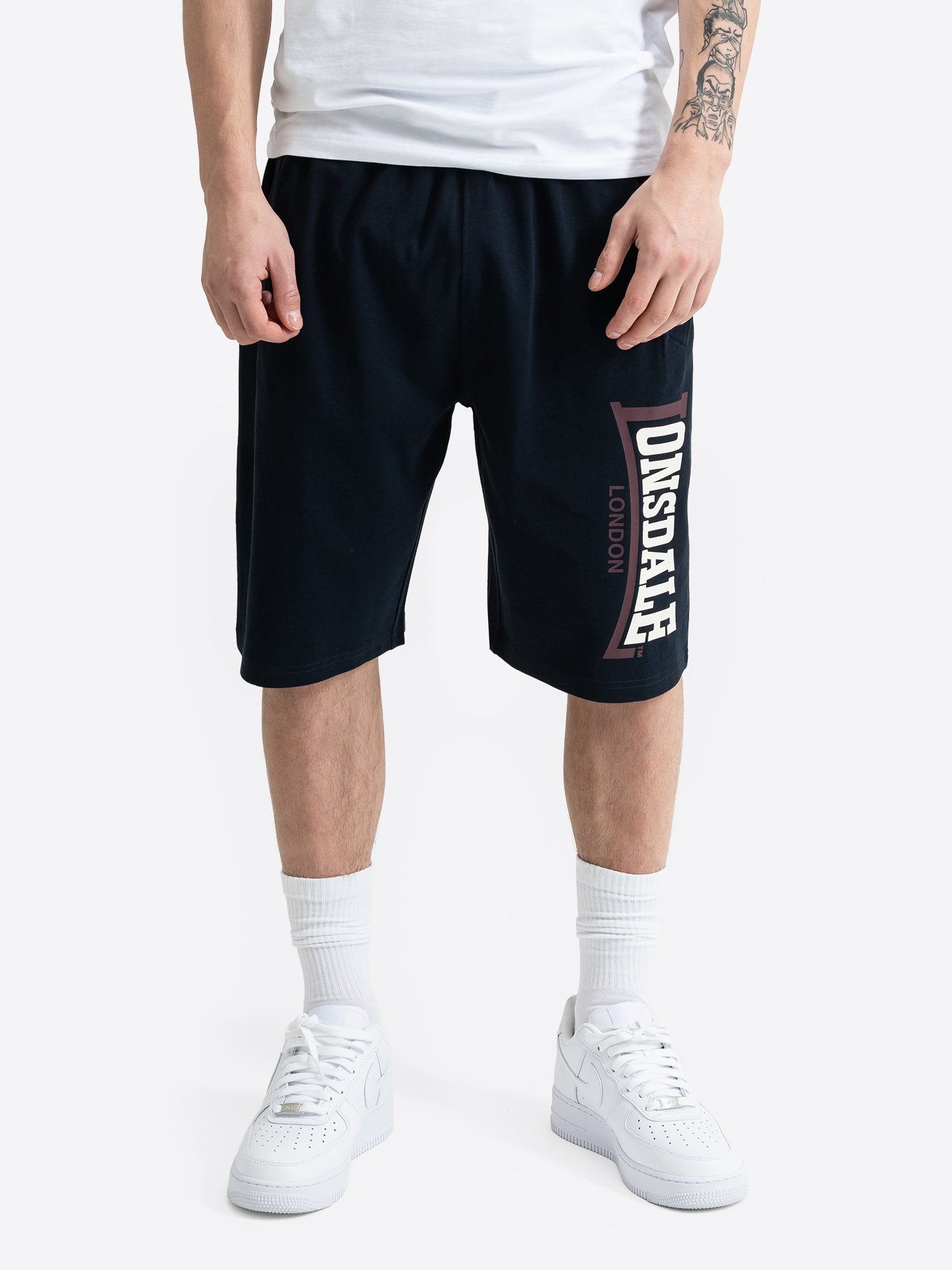  Dunkelblaue Lonsdale Logo Jam Herren-Shorts mit grossem Logo-Druck auf dem linken Hosenbein.