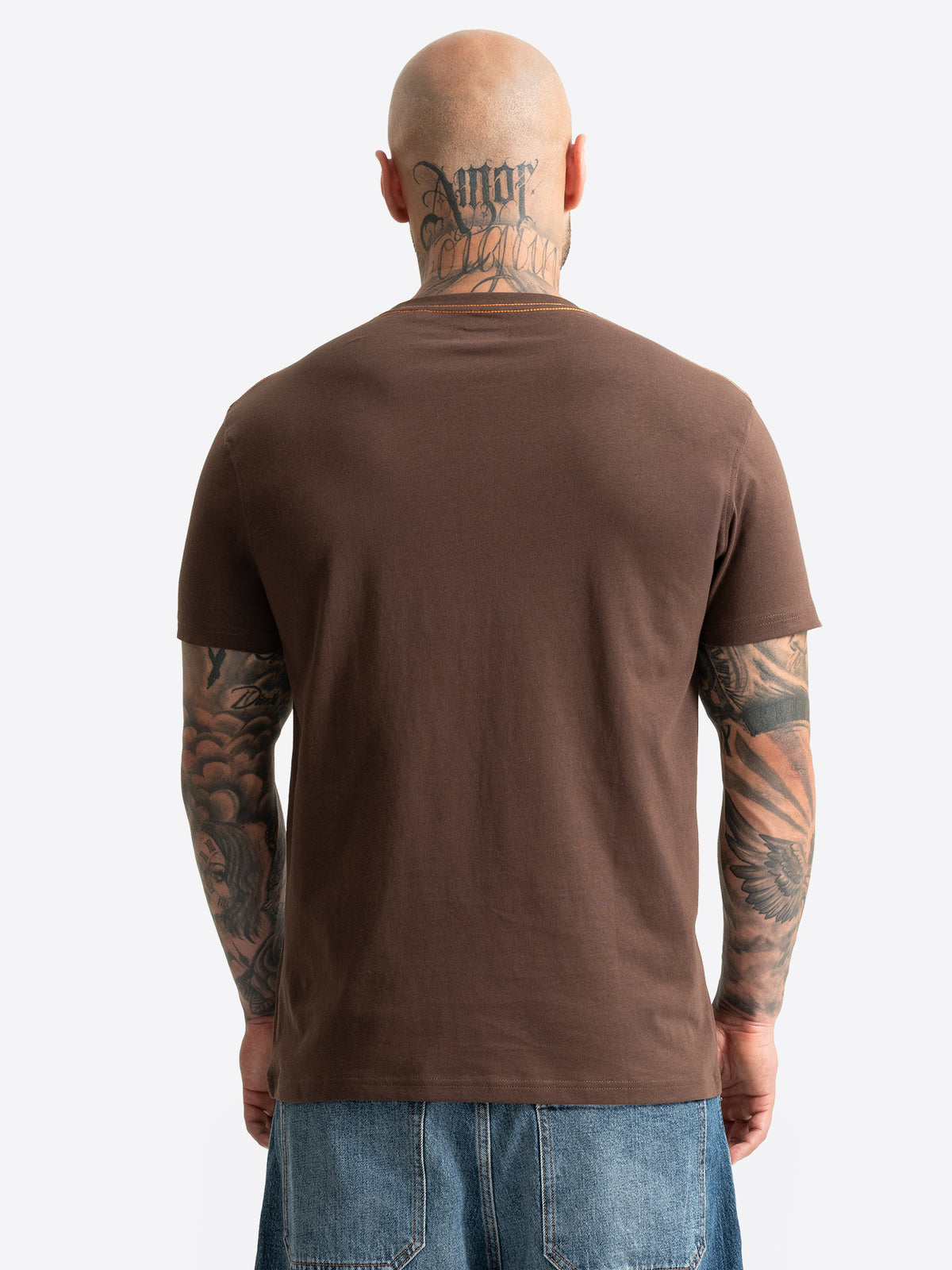 Rückansicht des braunen Lonsdale London T-Shirts mit orangefarbener Kragen-Ziernaht
