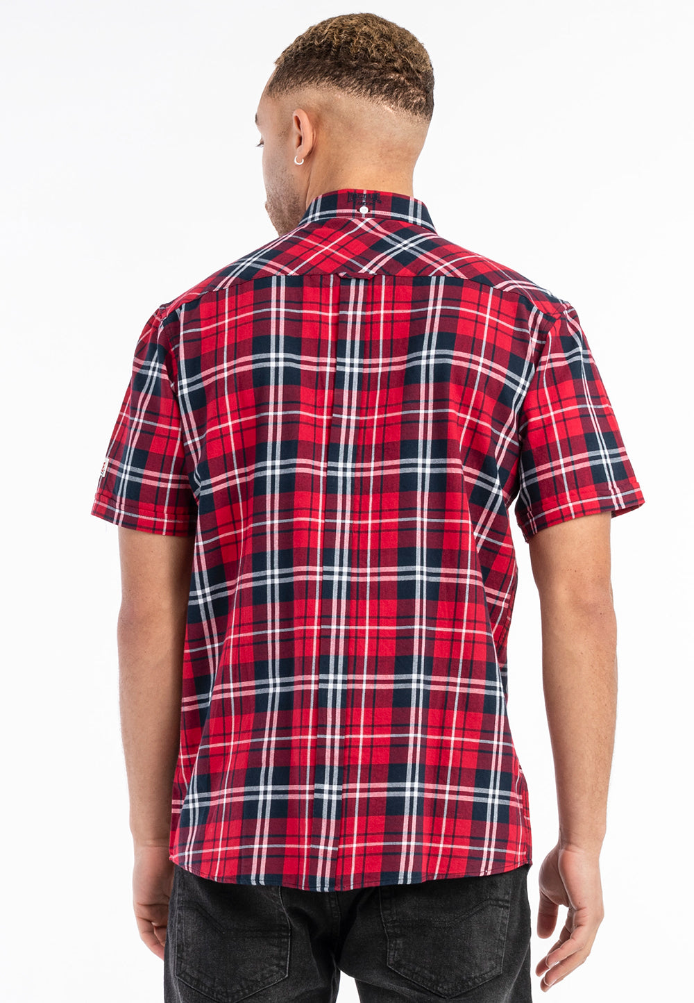 Rückseite Lonsdale Brixworth Hemd in Rot-Dunkelblau mit kleiner Logo-Stickerei am hinteren Kragensteg. 