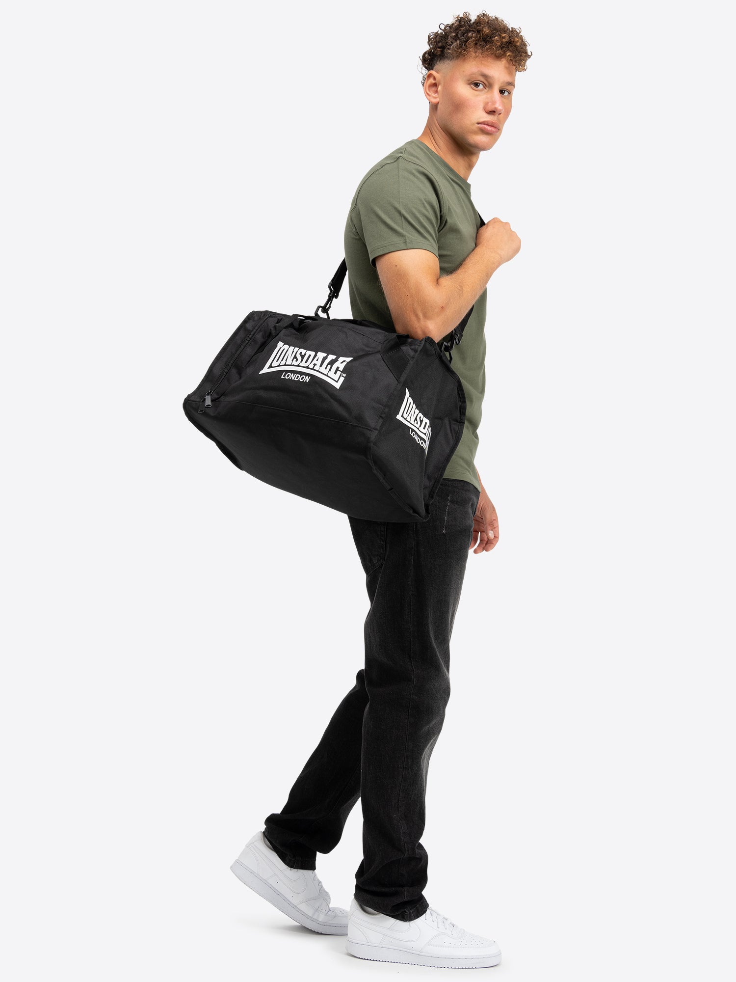 Mittelgrosse schwarze Lonsdale Sporttasche für Herren mit weißem Logo und Schultergurt.