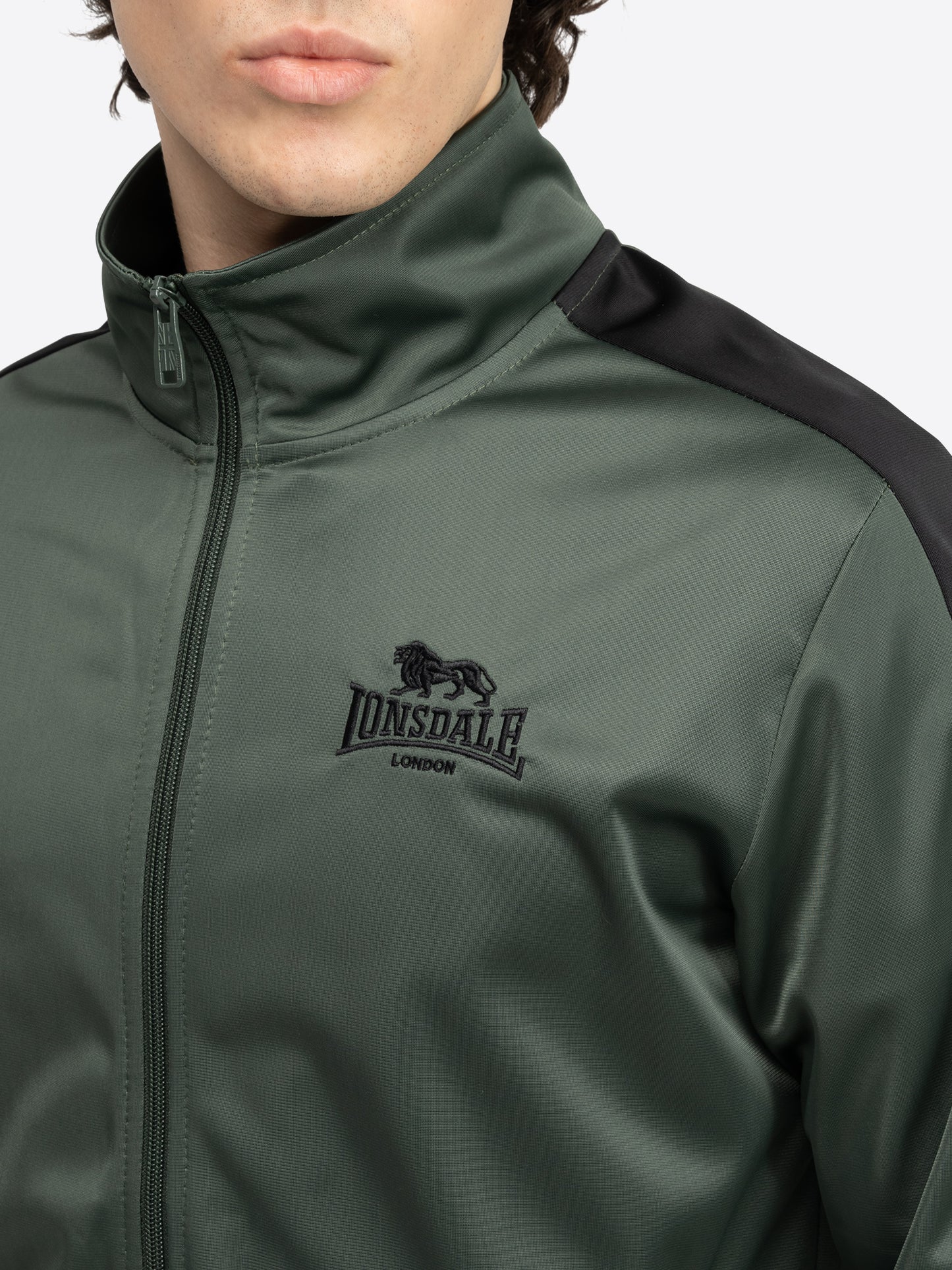 Lonsdale Trainingsanzug für Herren mit Kontrastdetails und glänzender Optik – bequem für Sport und Freizeit.