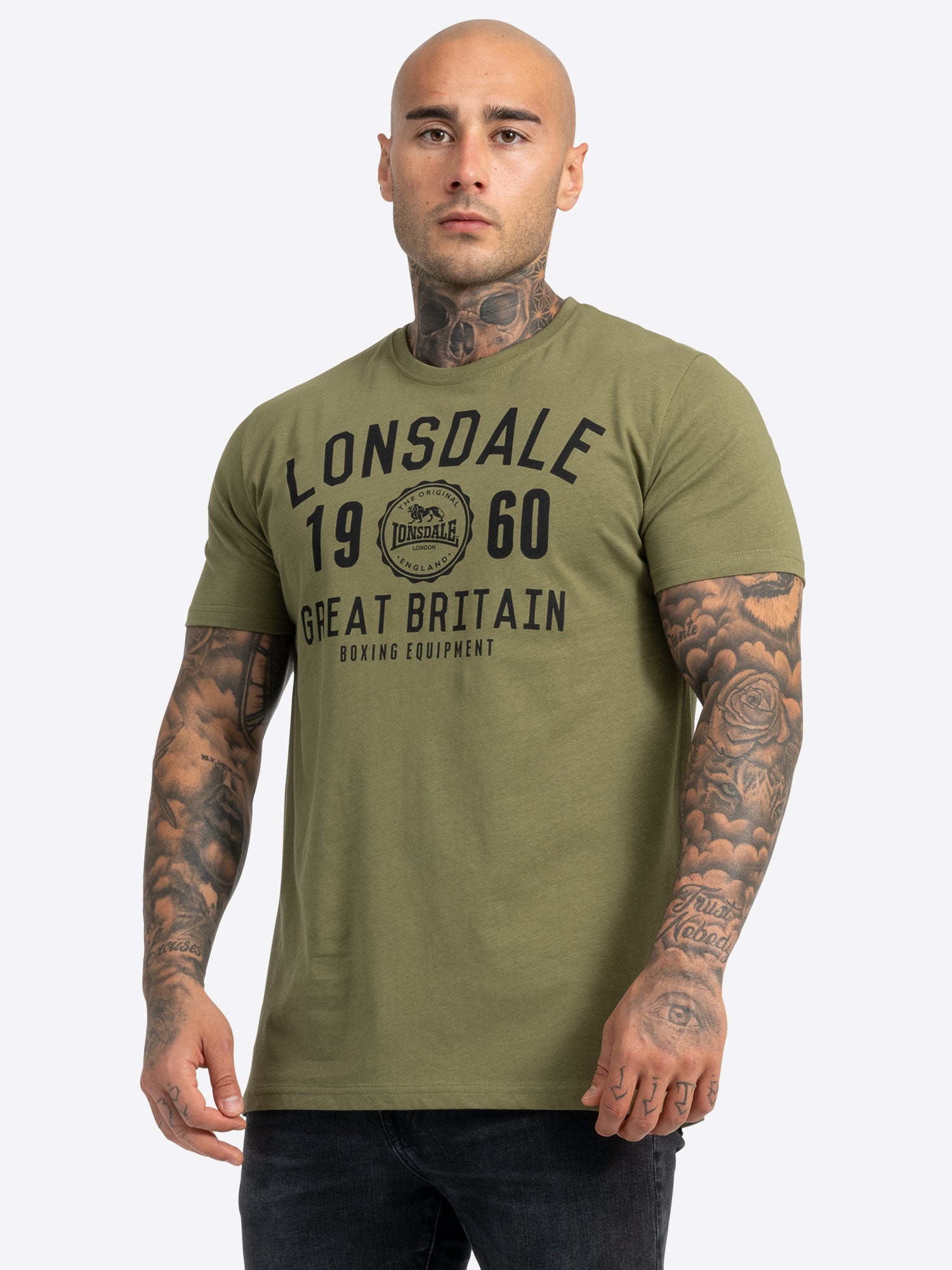 Lonsdale Bangor Doppelpack T-Shirts – Zwei T-Shirts in Schwarz und Olive, mit dem klassischen Lonsdale-Logo auf der Brust. Aus hochwertiger Baumwolle für optimalen Tragekomfort, ideal für Freizeit und sportliche Aktivitäten.