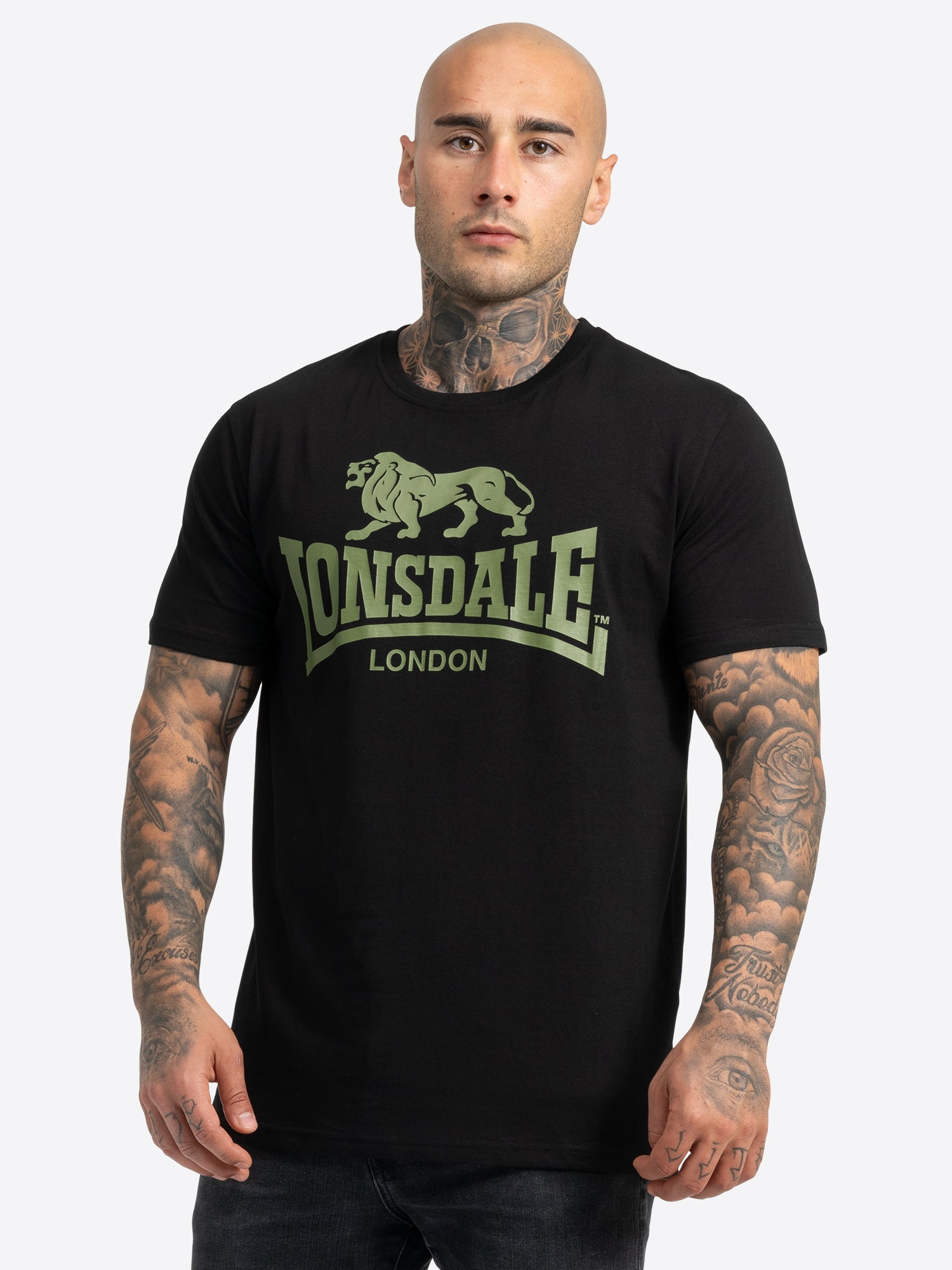 Lonsdale Bangor Doppelpack T-Shirts – Zwei T-Shirts in Schwarz und Olive, mit dem klassischen Lonsdale-Logo auf der Brust. Aus hochwertiger Baumwolle für optimalen Tragekomfort, ideal für Freizeit und sportliche Aktivitäten.