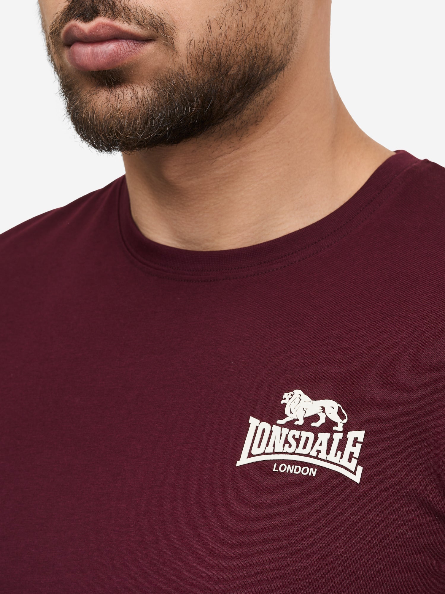 Lonsdale Herren T-Shirt Oxblood mit Logo-Druck auf der Brust.