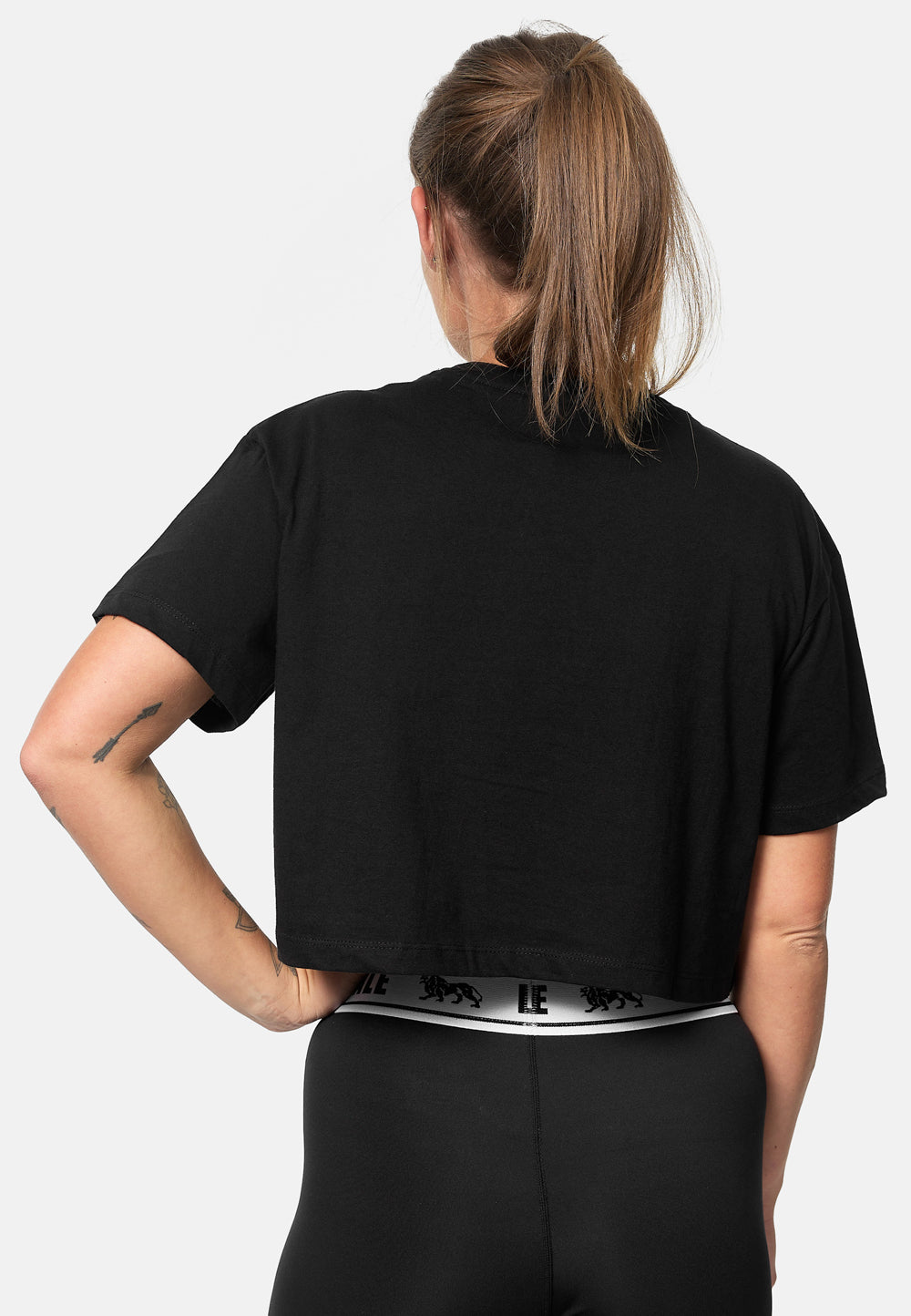 Rückansicht des schwarzen Lonsdale Damen T-Shirts in kurzer Passform.
