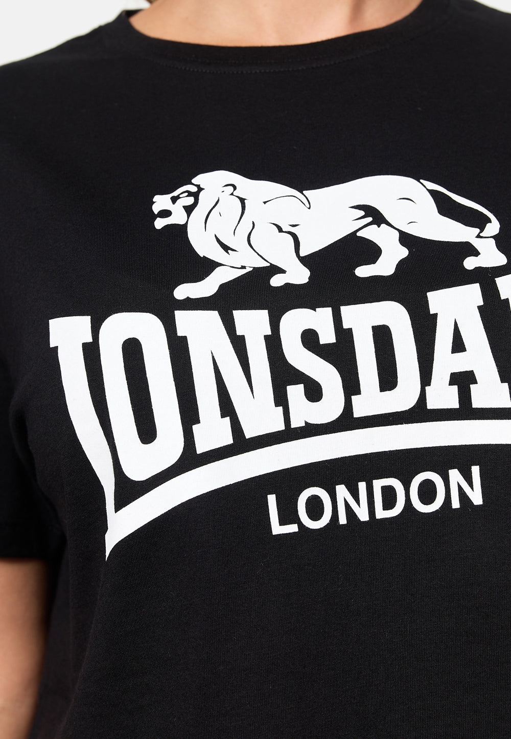 Detail des weissen Lonsdale Logo-Prints auf der Brust des schwarzen Damen T-Shirts.